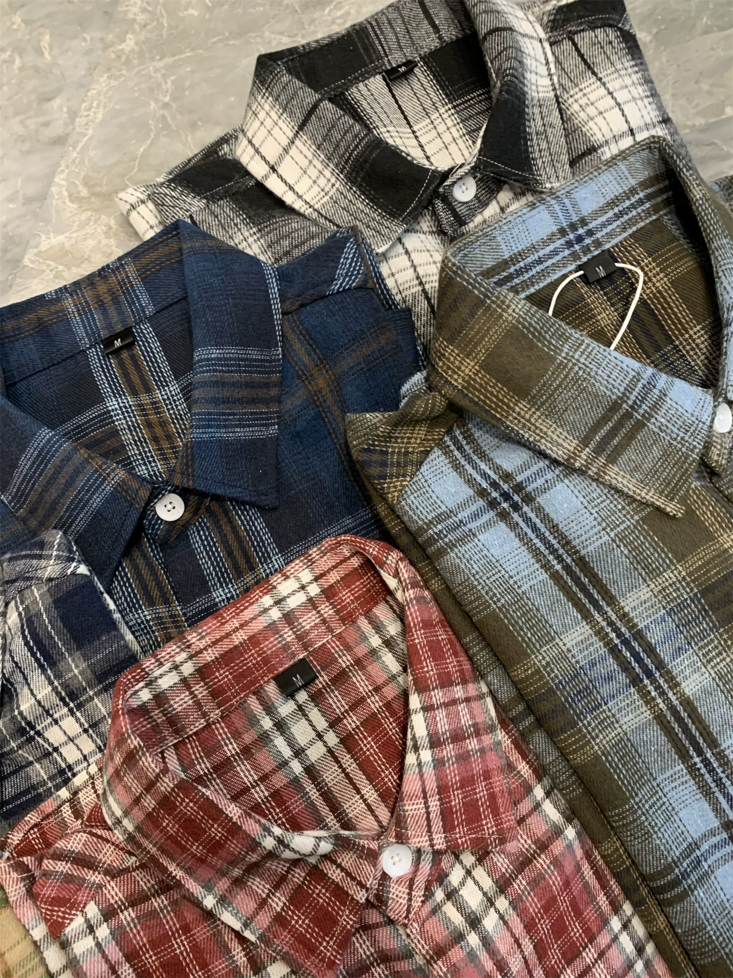 Don Quixote phong cách retro Mỹ! Áo sơ mi dài tay đa năng, chất liệu kẻ sọc được giặt và chải mềm mại dành cho nam và nữ.