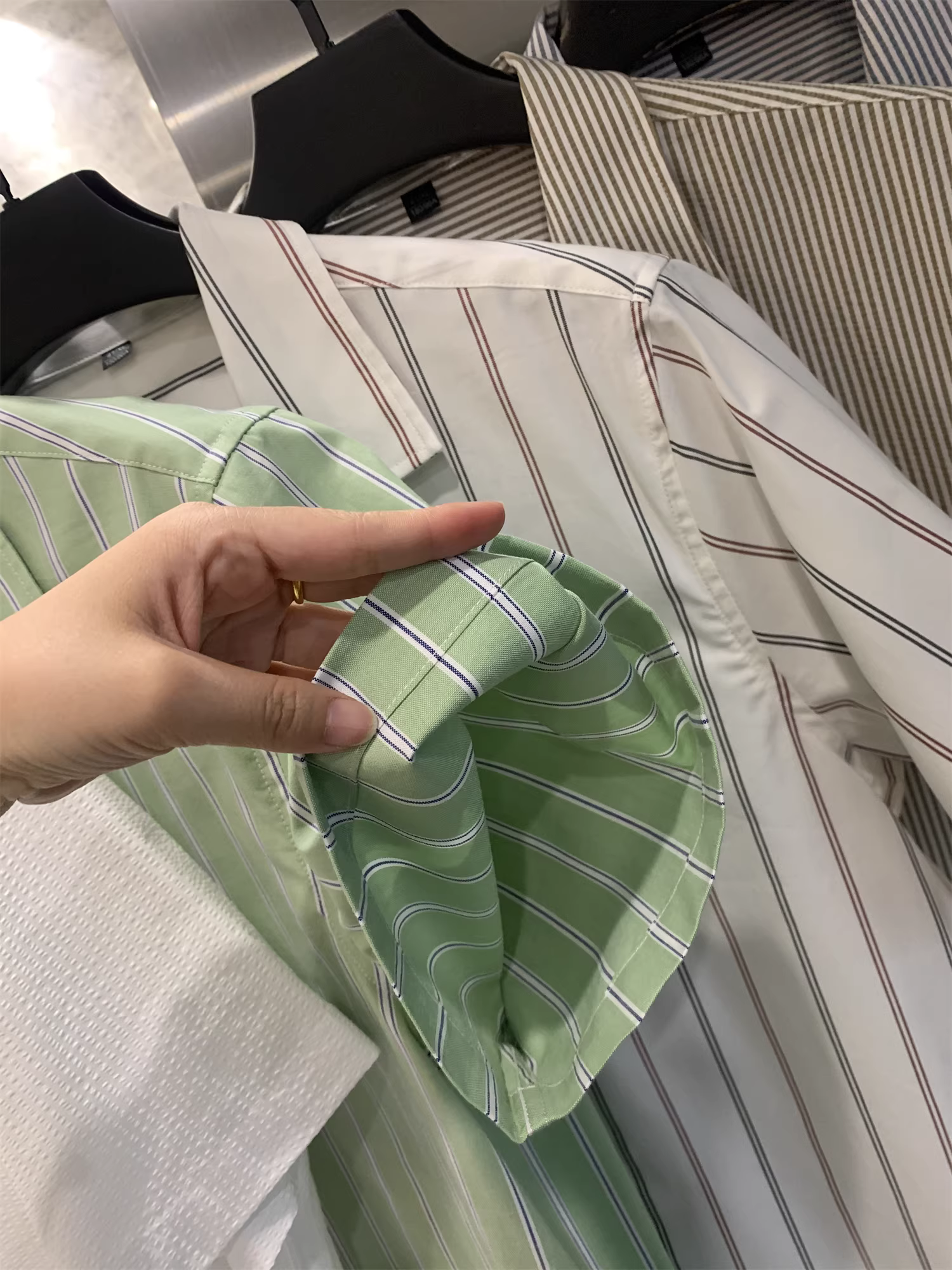 Don Quixote có một phong cách tuyệt vời! Áo sơ mi nam mùa hè cổ Cuba tay ngắn, chất liệu sọc dọc/có vân, kiểu dáng thời thượng.