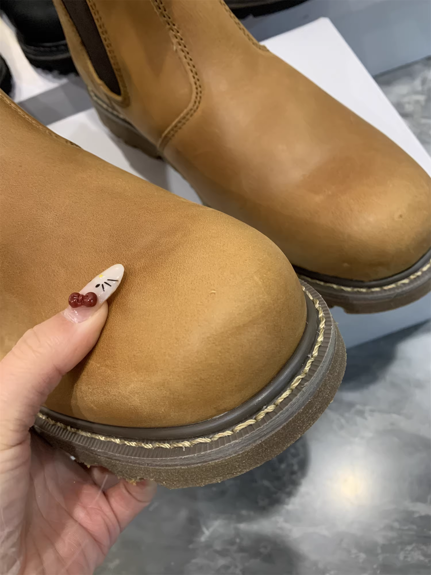 Sản phẩm hàng đầu của Don Quixote! Giày Chelsea cao cổ, kiểu lười, làm từ da bò nguyên tấm của Úc với công nghệ Goodyear welted.