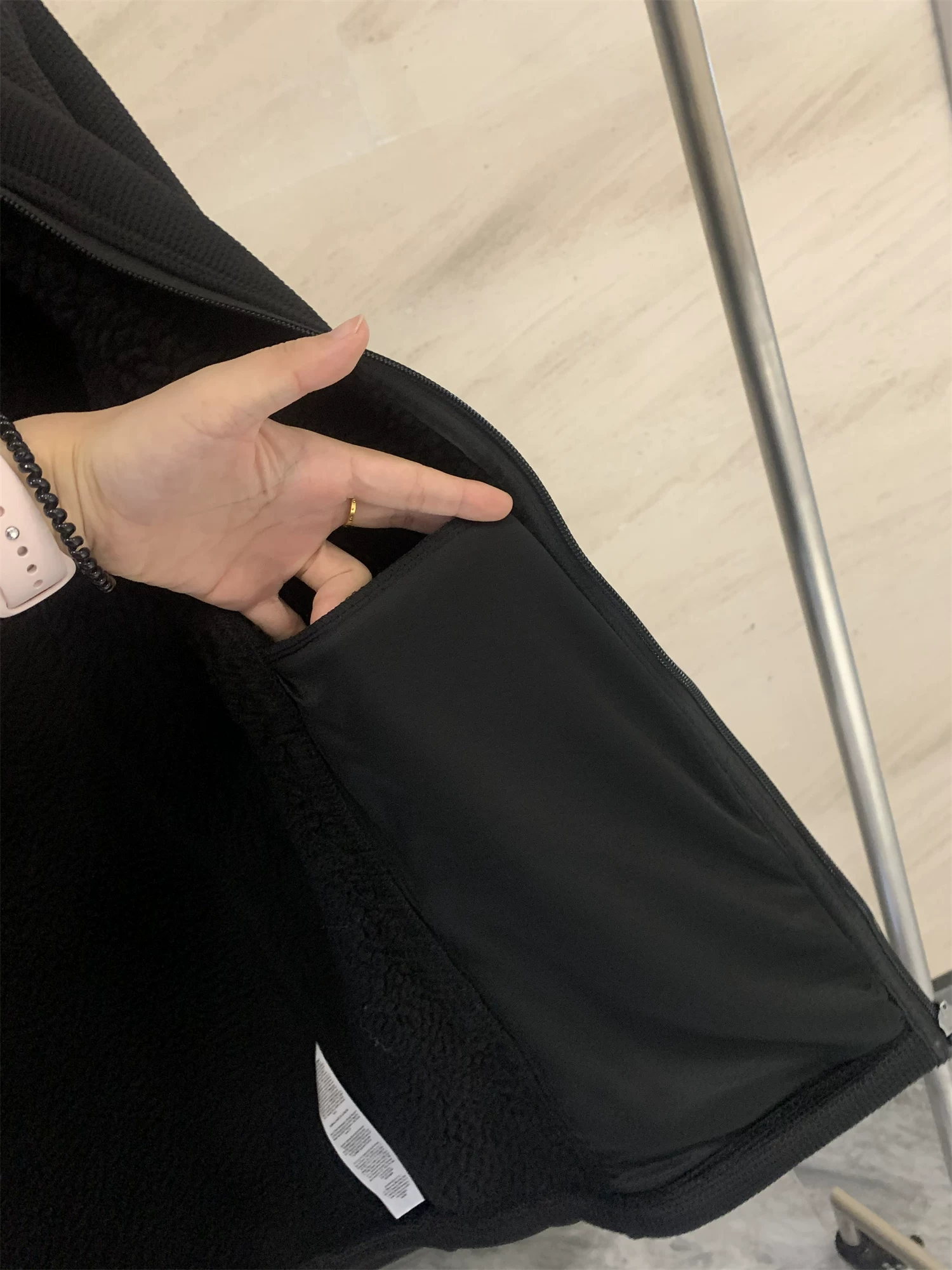 Don Quixote, một thương hiệu độc đáo ở Châu Âu! Áo khoác dài tay màu đen lót lông cừu, họa tiết tổ ong, giữ ấm mùa thu đông dành cho nam.