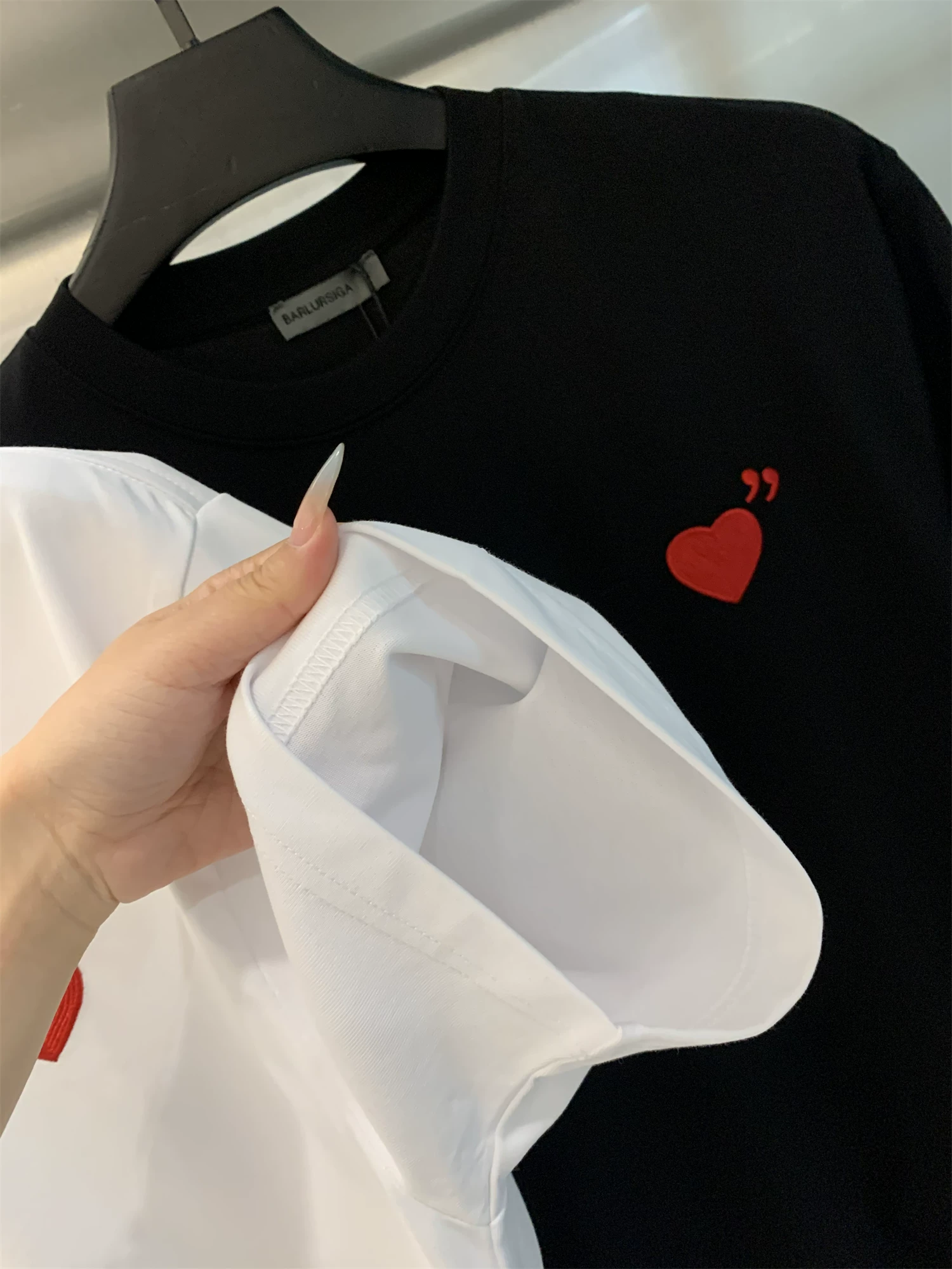 Dòng thiết kế Don Quixote! Thêu tinh tế! Xu hướng áo thun ngắn tay dáng rộng thoải mái phong cách cặp đôi mùa hè.