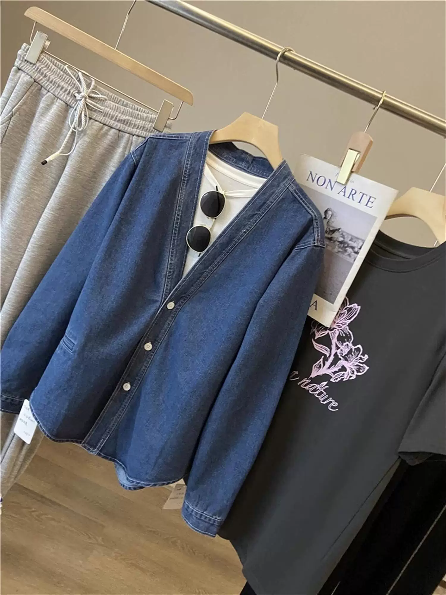 Don Quixote đến Anh! Áo khoác denim dài tay cổ chữ V dáng rộng đa năng phong cách cặp đôi áo khoác denim dài tay hợp thời trang