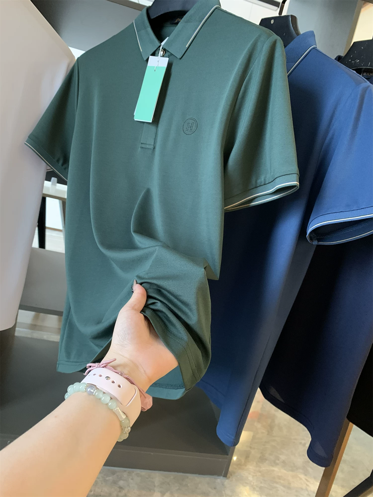 Áo Polo nam tay ngắn chất liệu pha lụa tơ tằm Don Quixote + Modal! Thiết kế mềm mại, thêu nổi ba chiều, cổ áo phối viền.