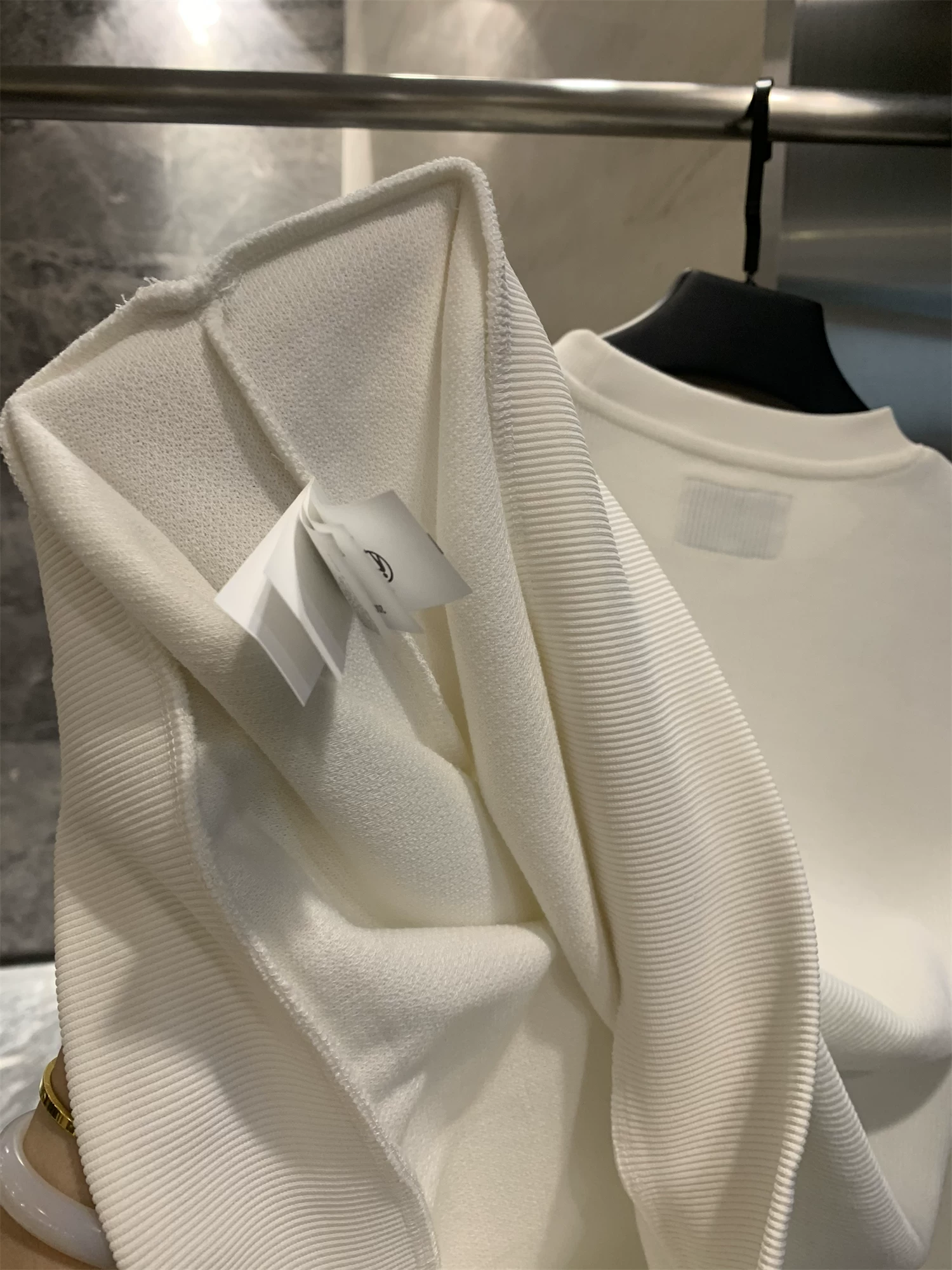 Áo len chất liệu gân Chenille Don Quixote! Áo len đa năng, dáng rộng, cổ tròn, tay dài, thích hợp làm lớp áo lót cho nam giới trong mùa thu và mùa đông.