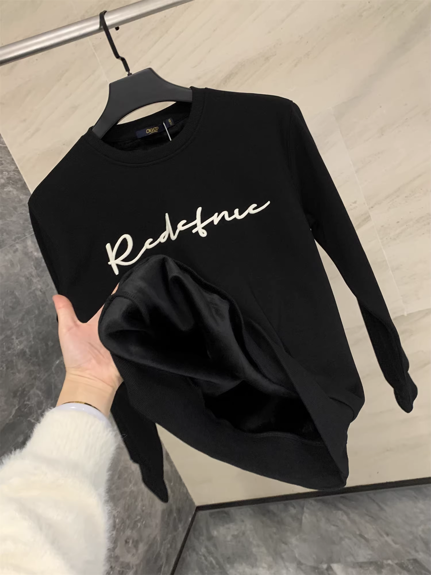 Don Quixote, được thêu nhiều màu sắc + lót lông cừu! Áo len dài tay cổ tròn đa năng dành cho nam mùa thu đông, hợp thời trang.