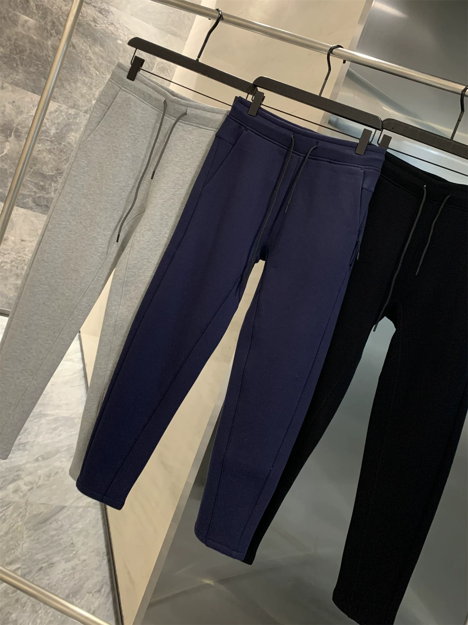 Quần ống côn Don Quixote! Vải Toray thoáng khí! Quần thể thao nam có túi khóa kéo, màu trơn, kiểu dáng đơn giản.