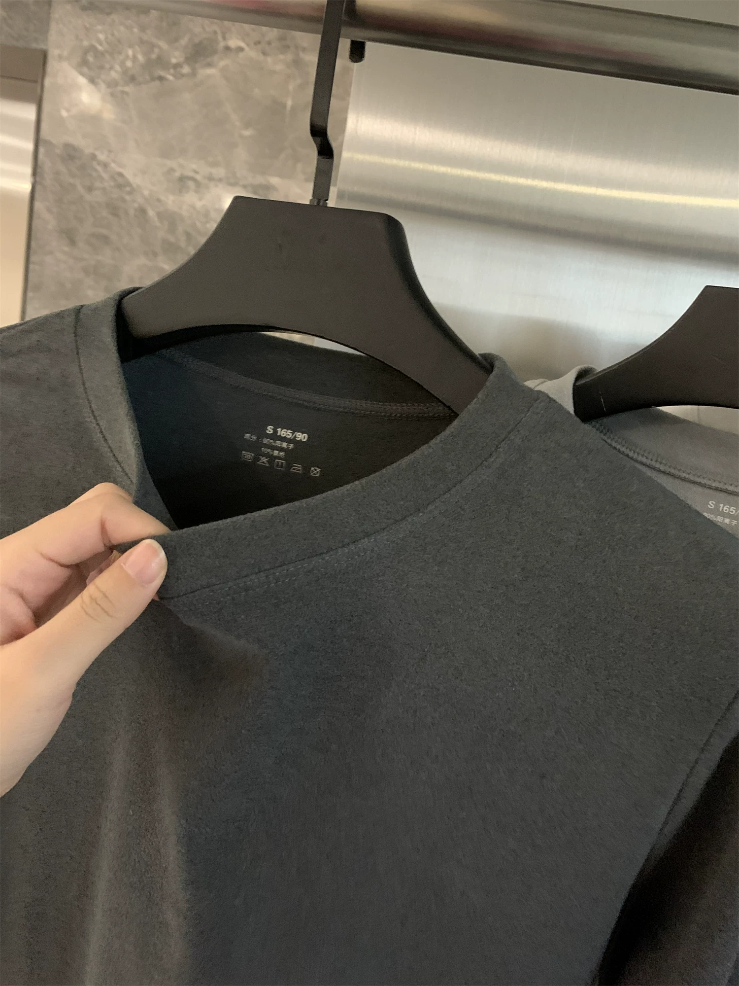 Vải giữ nhiệt hai mặt Don Quixote! Liền mạch và ấm áp! Áo lót màu trơn tự sưởi ấm, thoải mái, đa năng dành cho nam giới trong mùa thu đông.