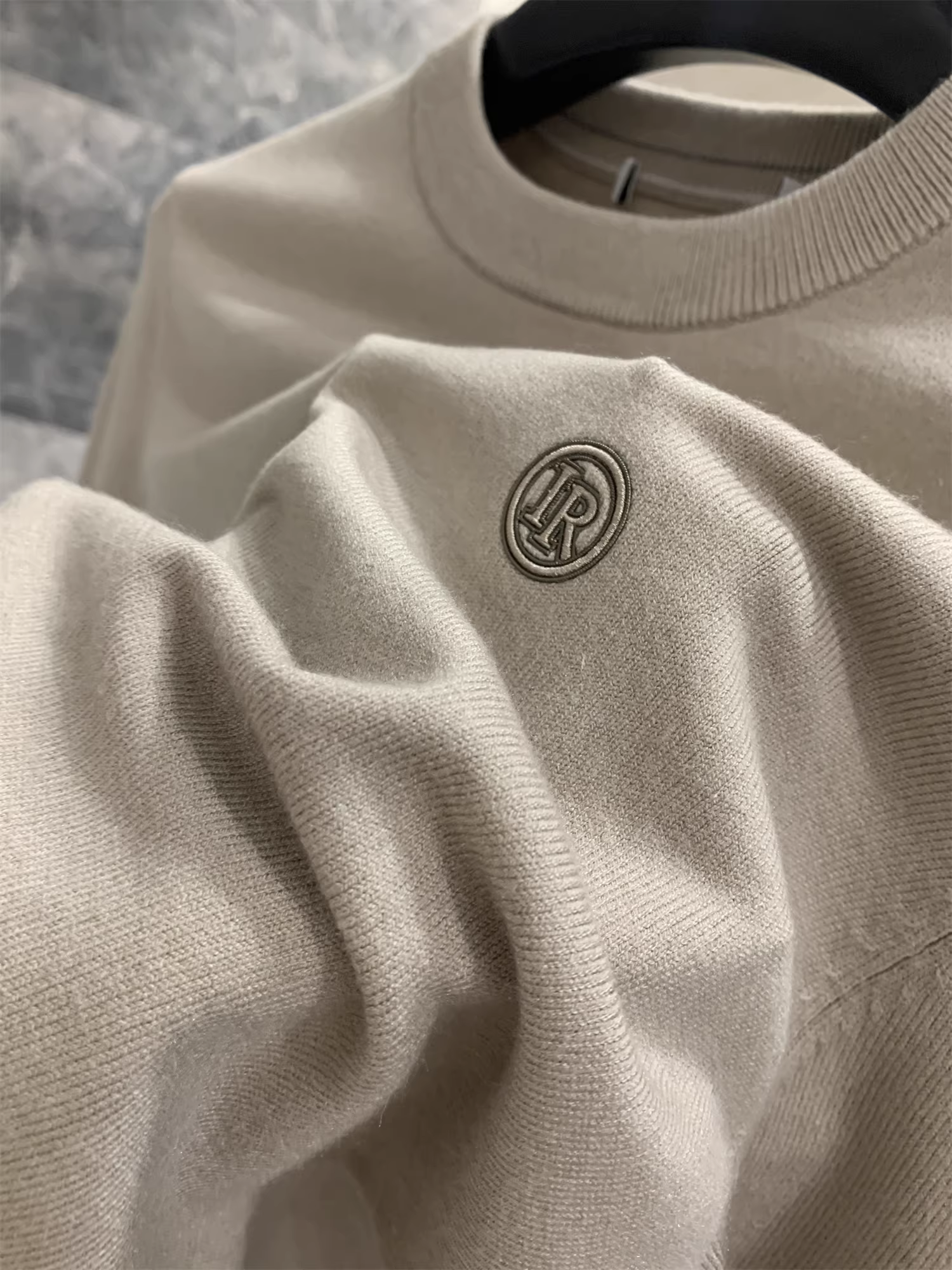 Ưu điểm của len pha Don Quixote! Áo len dài tay cổ tròn in họa tiết thông thường mùa thu mới dành cho nam.