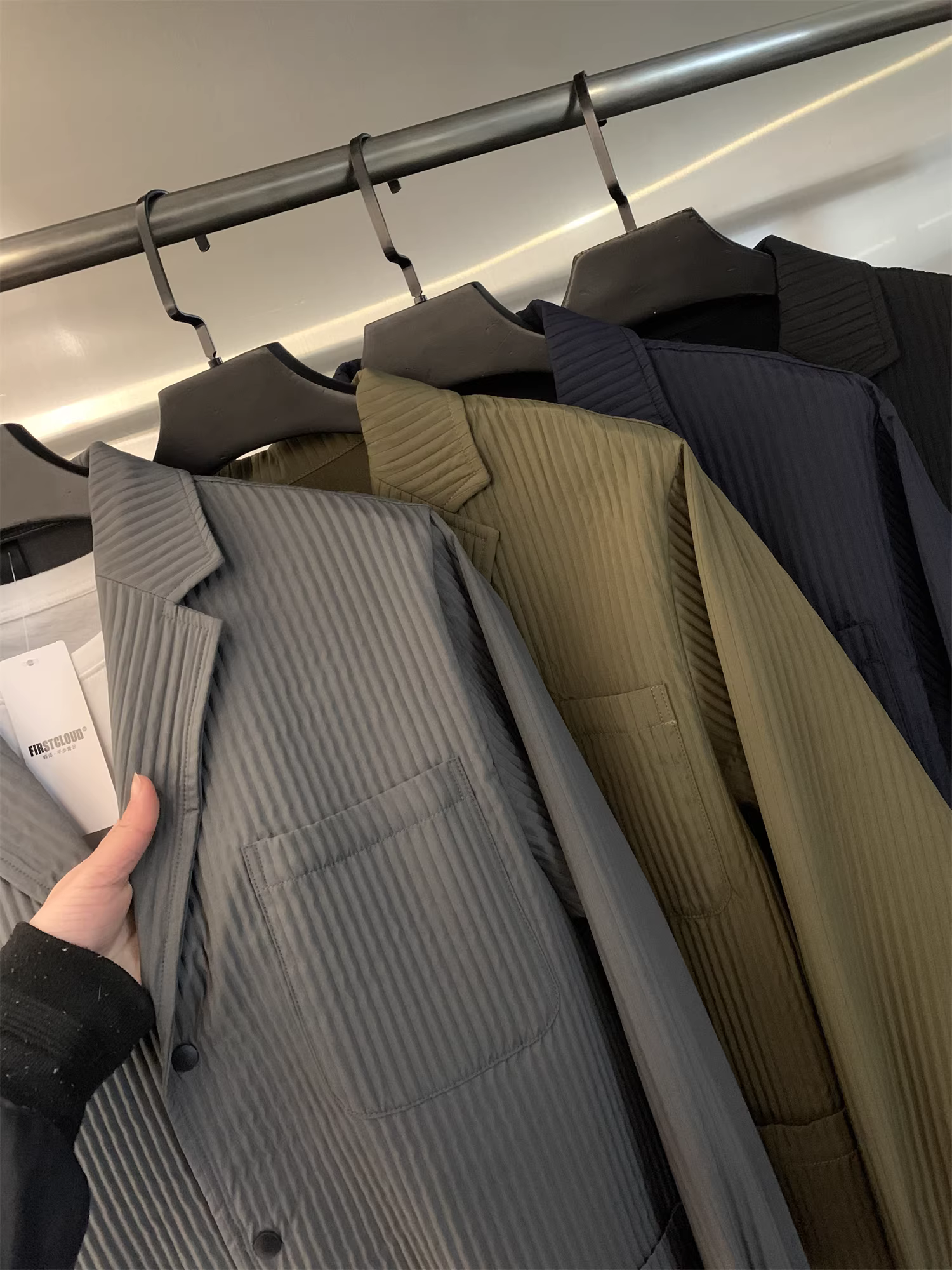 Phiên bản thiết kế Don Quixote! Kết cấu nhăn nheo! Áo khoác vest nam nhẹ và thoáng khí, thích hợp cho mùa xuân và mùa hè.