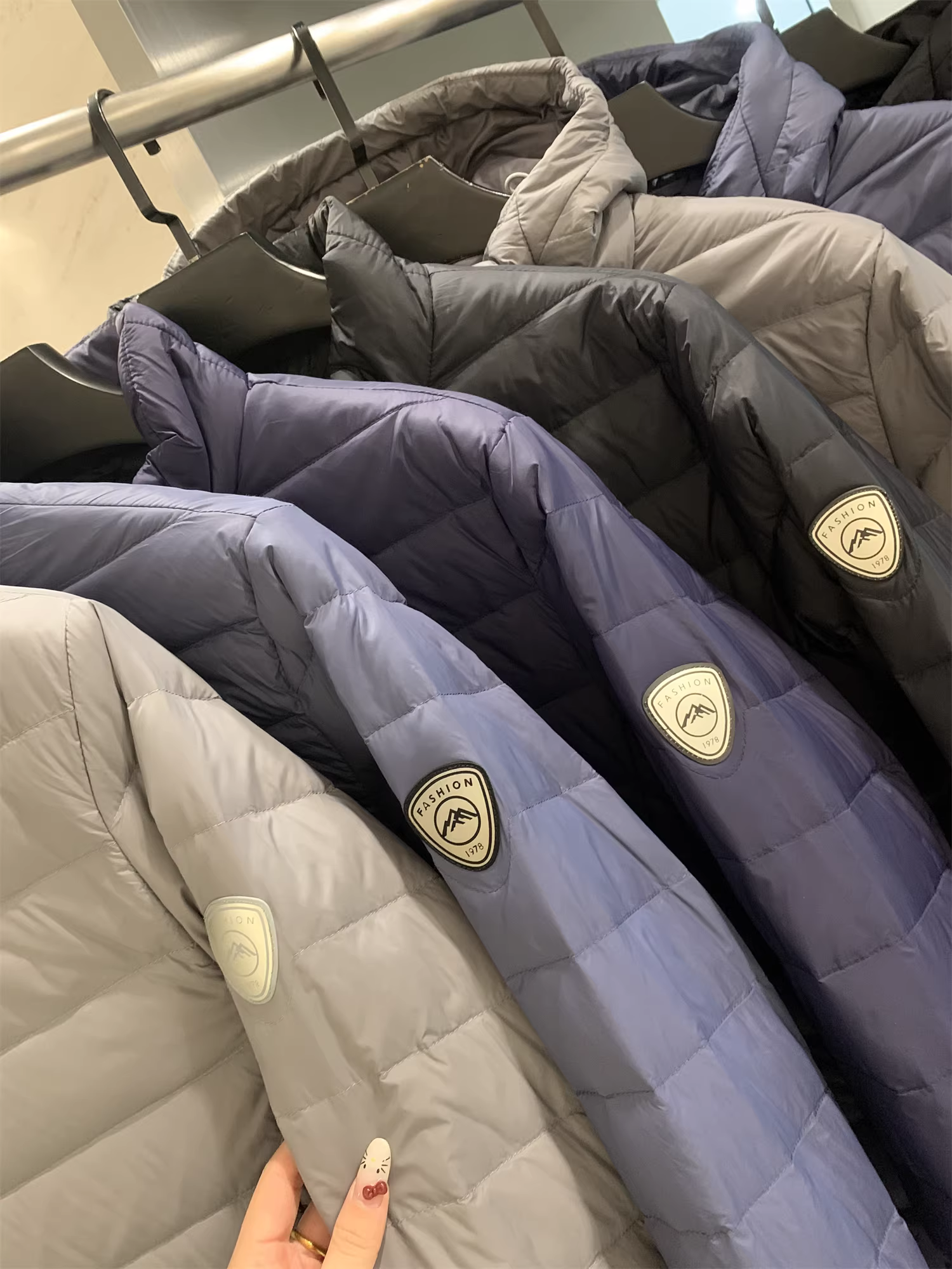 Dòng áo khoác nhẹ Don Quixote! Kiểu dáng cổ điển với chất liệu dệt kim sọc! Áo khoác phao có cổ đứng/mũ trùm đầu mùa đông dành cho nam.