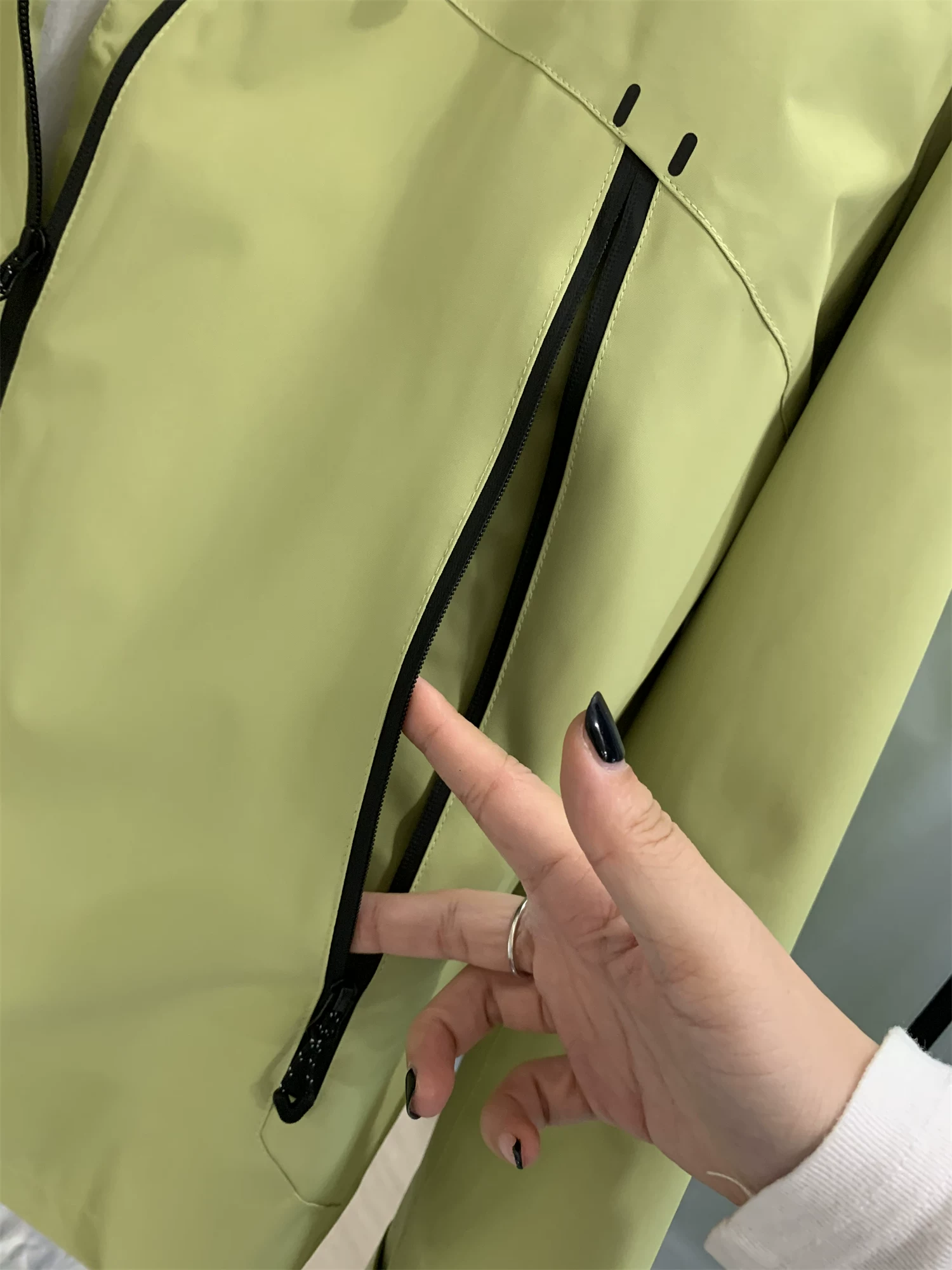 Áo khoác có mũ trùm đầu Don Quixote Outdoor Niche! Đường may được dán hoàn toàn bên trong! Chống thấm nước và chống nước bón, thích hợp cho mùa thu đông, kiểu dáng thời trang.