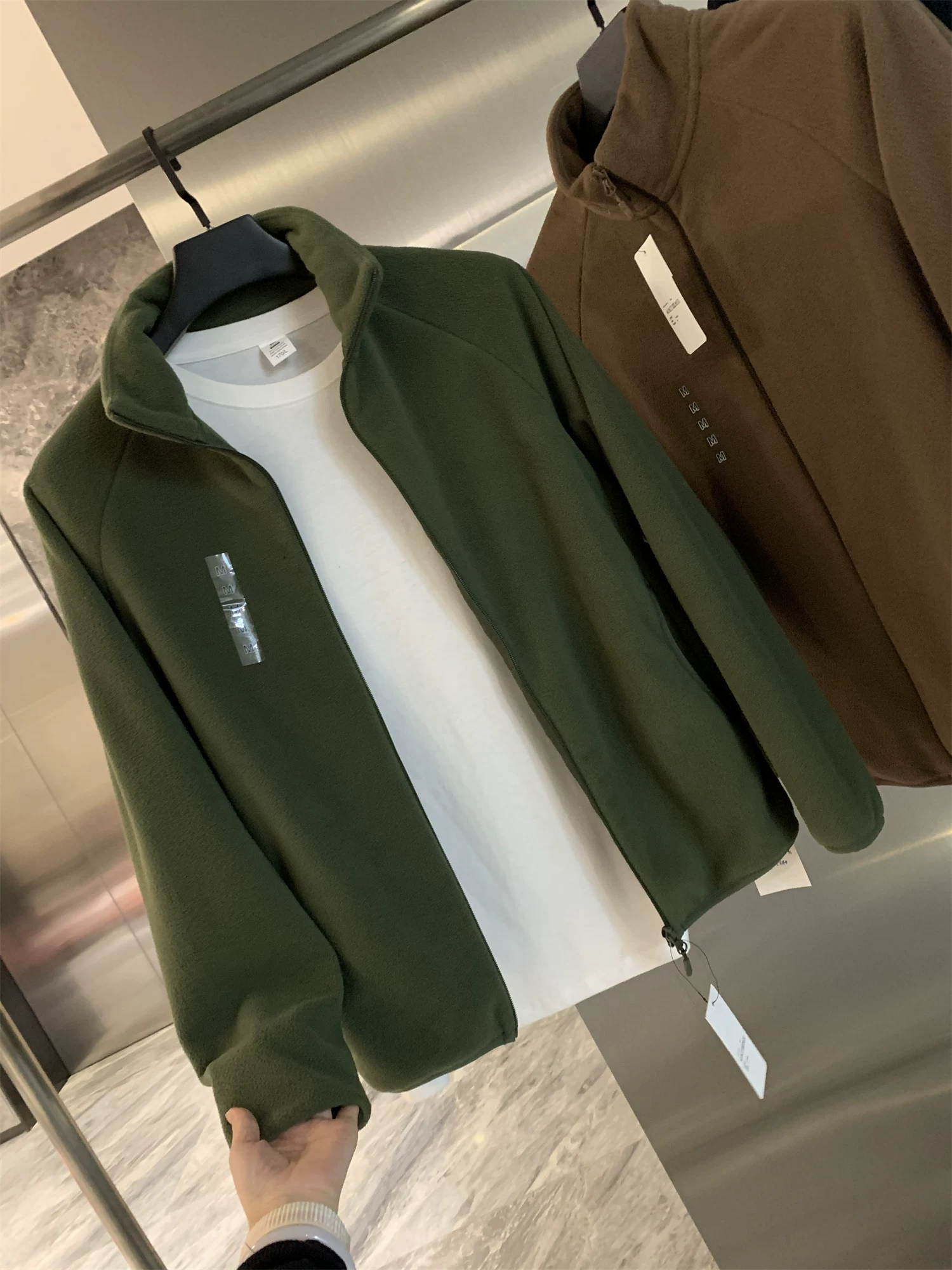 Don Quixote là một sản phẩm tuyệt vời! Tinh tế và mềm mại! Áo khoác nam có cổ đứng bằng lông cừu ấm áp cho mùa thu và mùa đông.