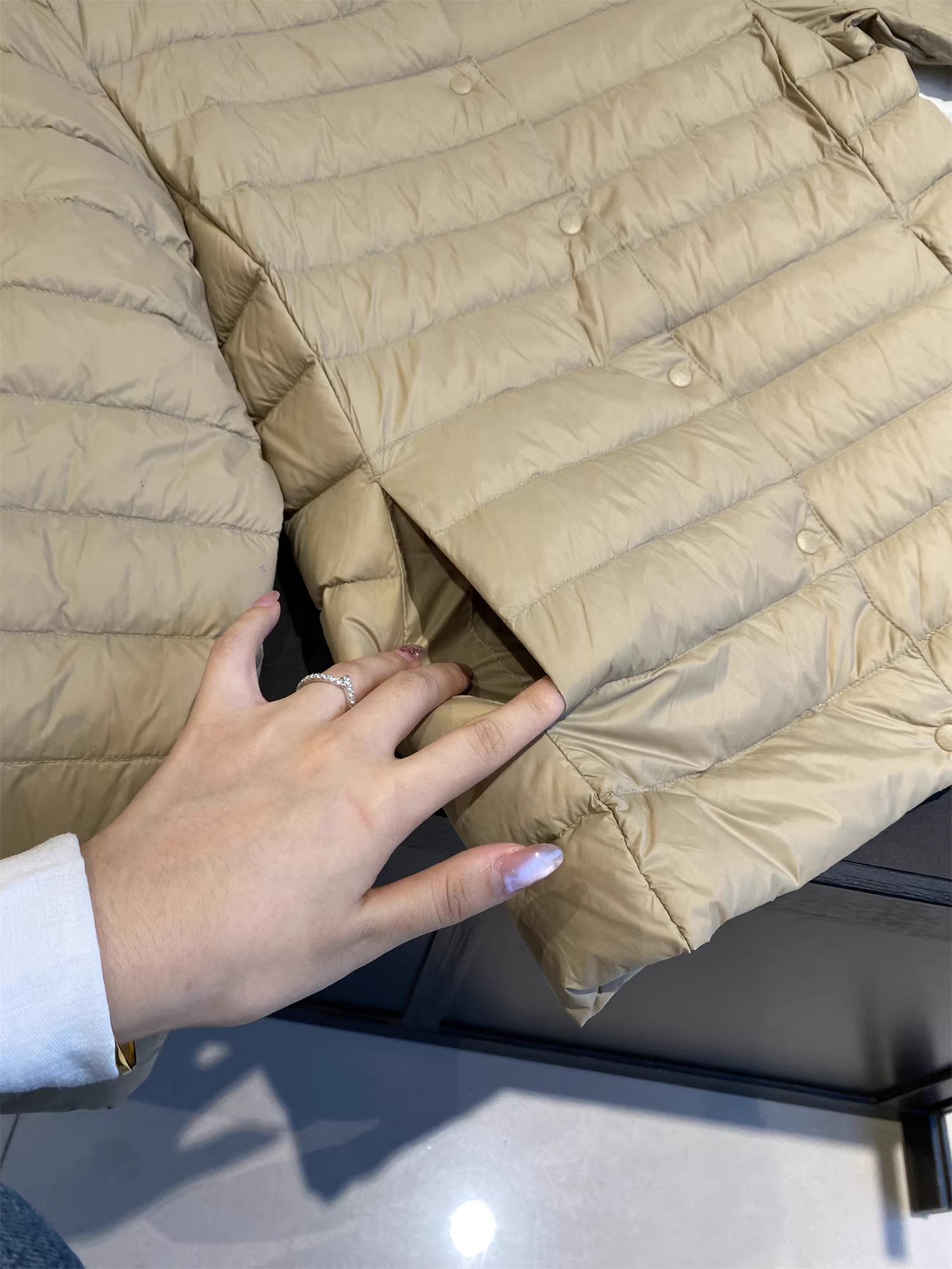 Áo khoác lông vũ Don Quixote 90% lông vịt trắng! Áo khoác lông vũ màu trơn cổ tròn nhẹ và ấm áp cho mùa thu đông, có túi đựng đồ dành cho nữ.