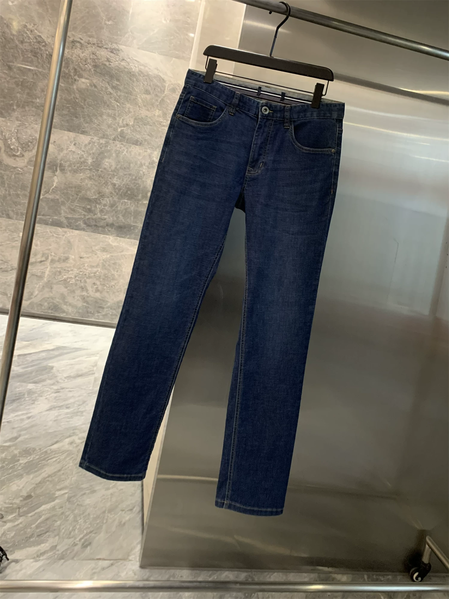 Don Quixote giảm giá lớn! Chất liệu pha lụa! Quần jean dài đa năng, chất liệu mềm mại, phong cách thường ngày mùa hè dành cho nam.