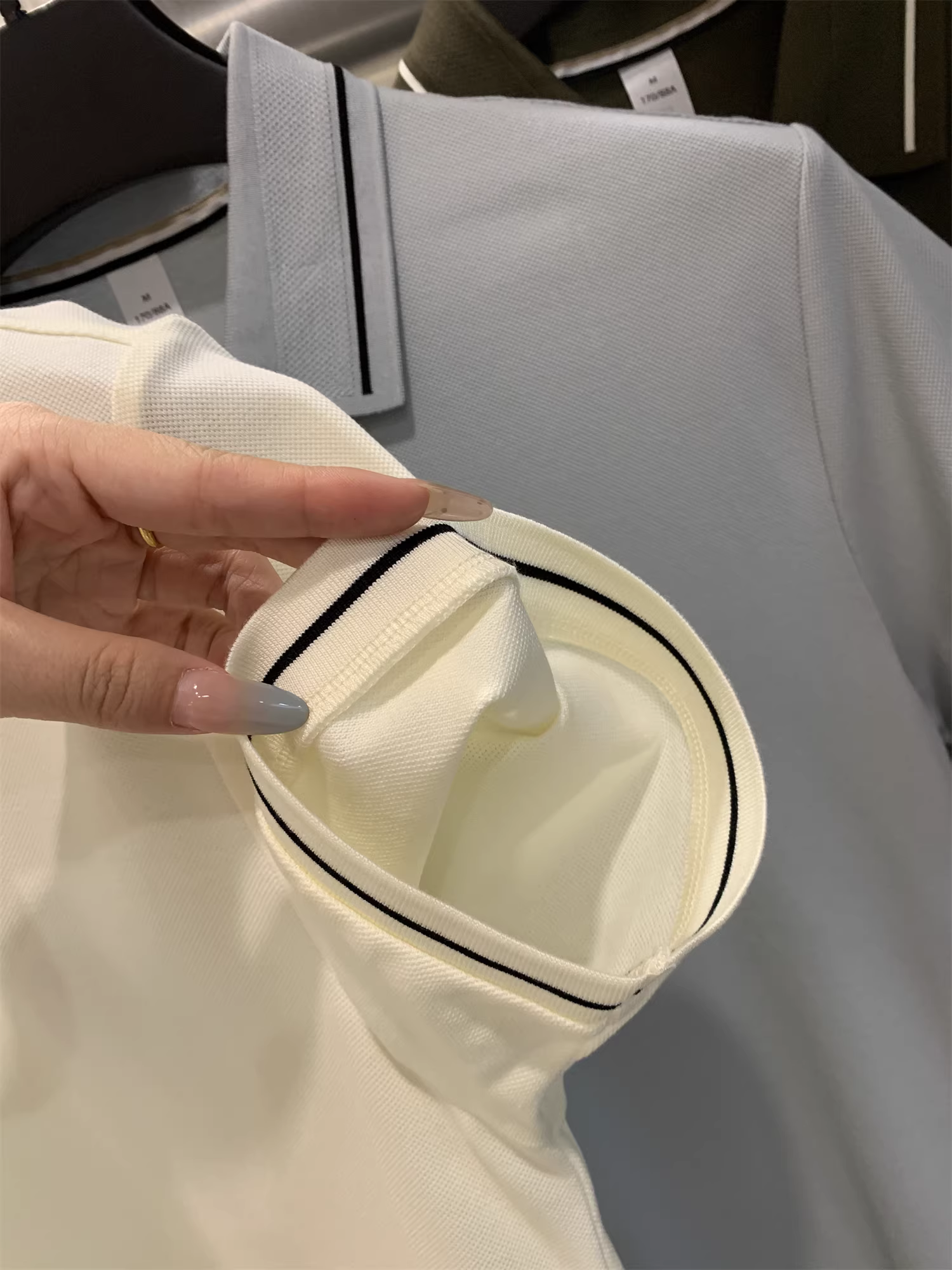 Dòng sản phẩm Don Quixote Light Business! Chất liệu cotton Pique! Áo polo ngắn tay, chất liệu mềm mại, bay bổng với cổ áo phối màu tương phản.