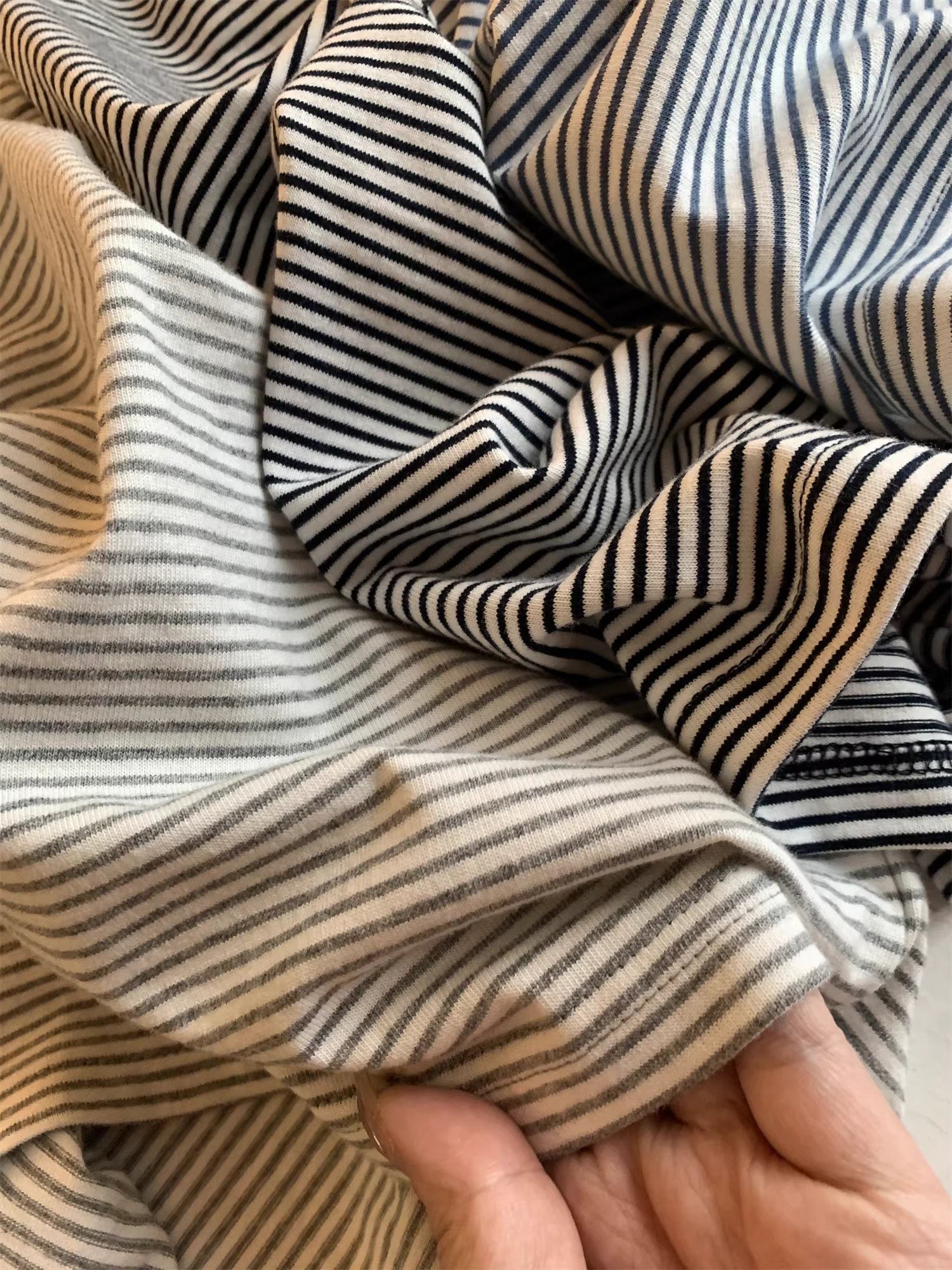 Áo thun nam tay ngắn cổ tròn, chất liệu cotton nguyên chất, đã qua xử lý giặt và chải mềm mại! Thiết kế phối màu sọc, đa năng, có túi.