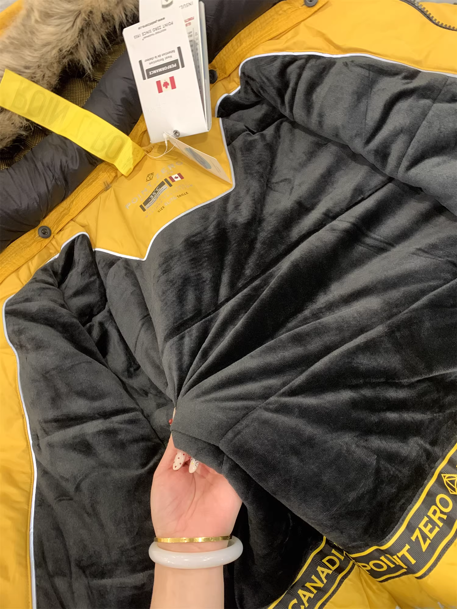 Don Quixote Canada! Áo khoác cotton có mũ trùm đầu, cổ đứng tháo rời được + thiết kế 3D! Áo khoác dày dặn và ấm áp với cổ lông thú.