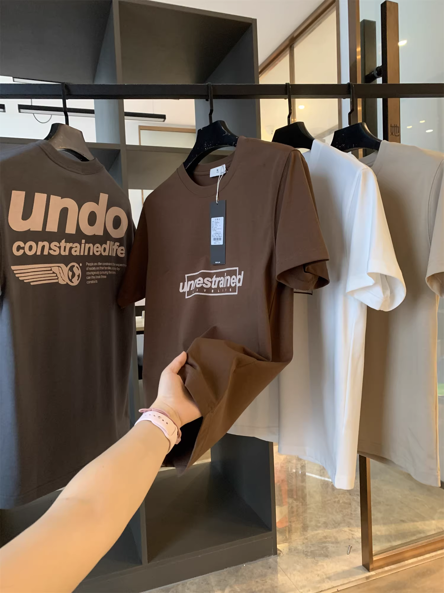 Trung tâm thương mại Don Quixote đang giảm giá! Giá tại cửa hàng là 299! Áo thun nam tay ngắn in họa tiết thời trang mùa hè, kiểu dáng rộng rãi.