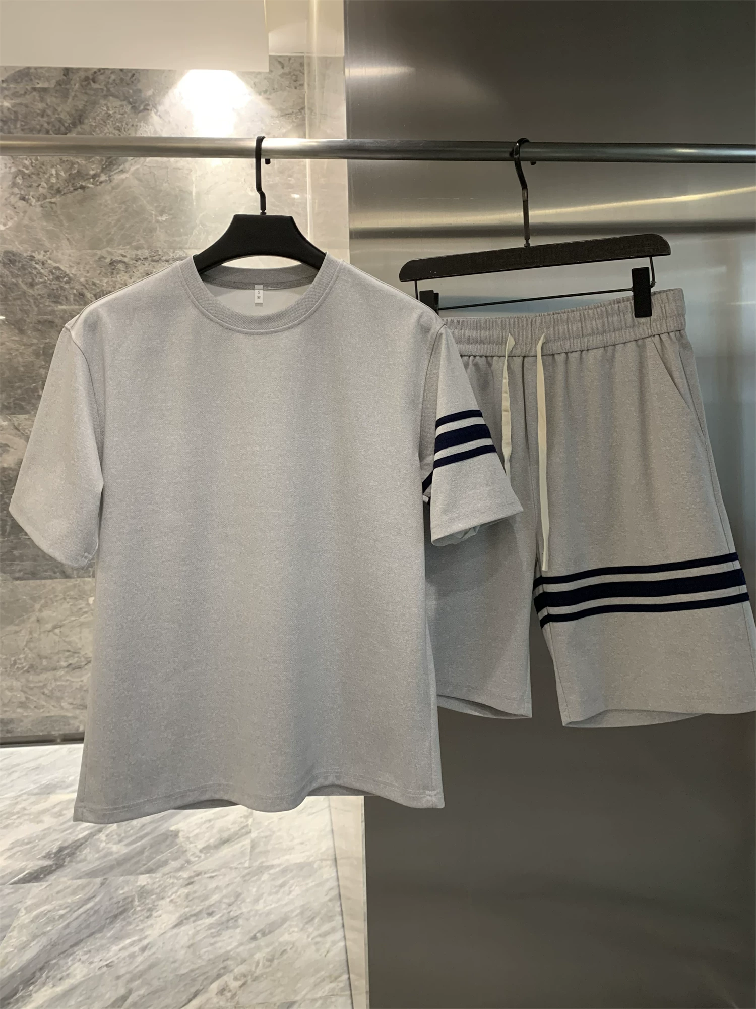 Đơn đặt hàng của công ty Don Quixote ODM! Bộ áo ngắn tay + quần đùi! Bộ đồ hai mảnh mùa hè thoáng khí, thân thiện với da, phong cách thường ngày dành cho nam.