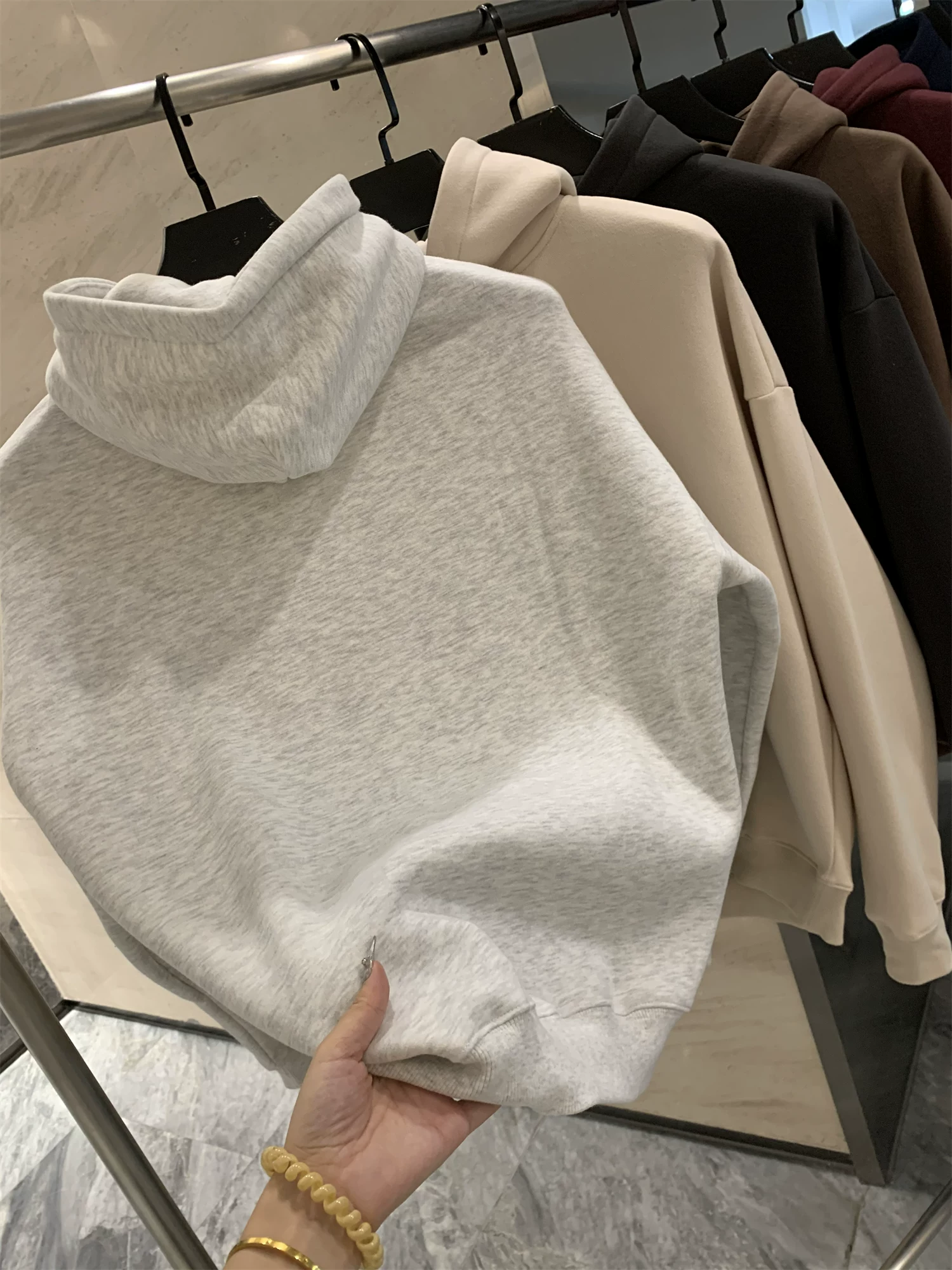 Don Quixote luôn ấm áp! Phong cách retro Mỹ, chất liệu dày dặn! Áo khoác nỉ có mũ, màu trơn, kiểu dáng đơn giản, giữ ấm.