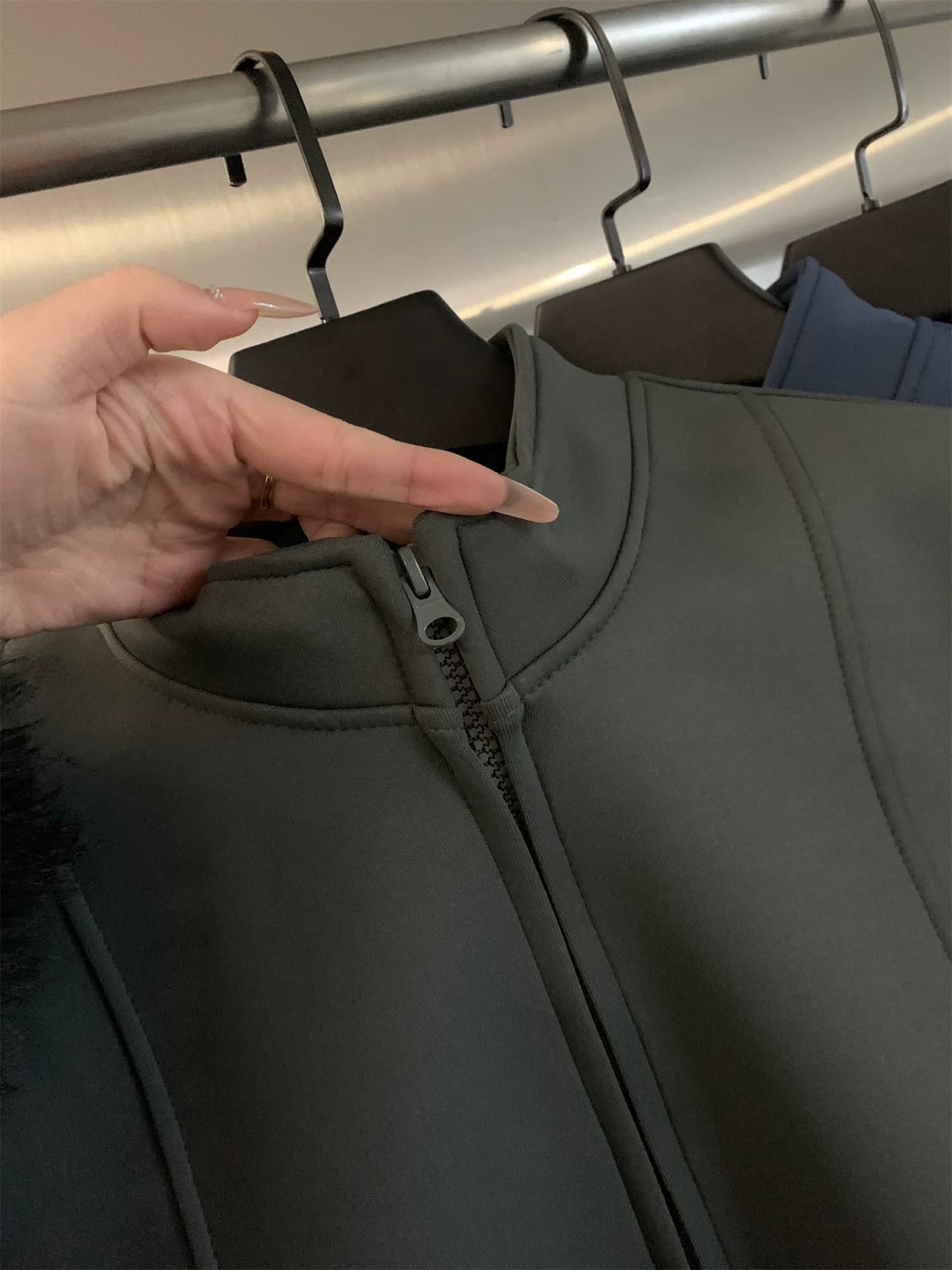 Áo khoác cổ đứng chất liệu mềm mại như mây, co giãn Q-elastic, thoáng khí, kiểu dáng năng động dành cho nam và nữ, sản xuất bởi Don Quixote Nhật Bản.