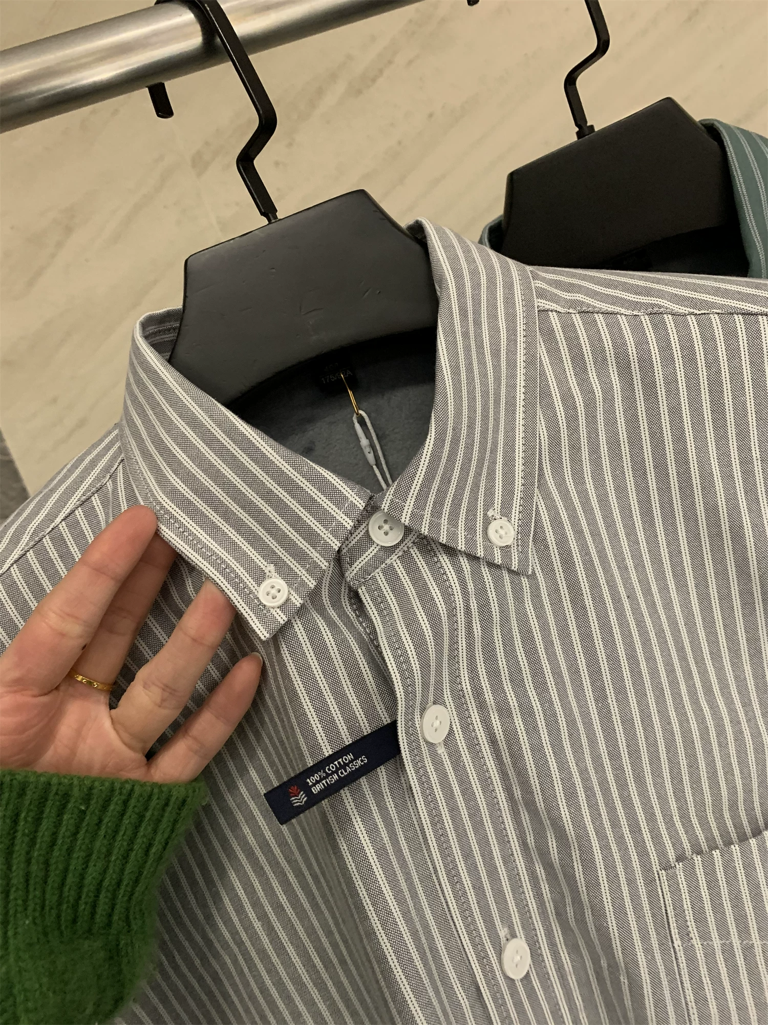 Đơn đặt hàng của công ty Don Quixote ODM! Quần áo may sẵn đã được giặt sạch! Áo sơ mi dài tay kẻ sọc dày dặn, lót lông cừu, cổ trụ, thời trang mùa thu đông.