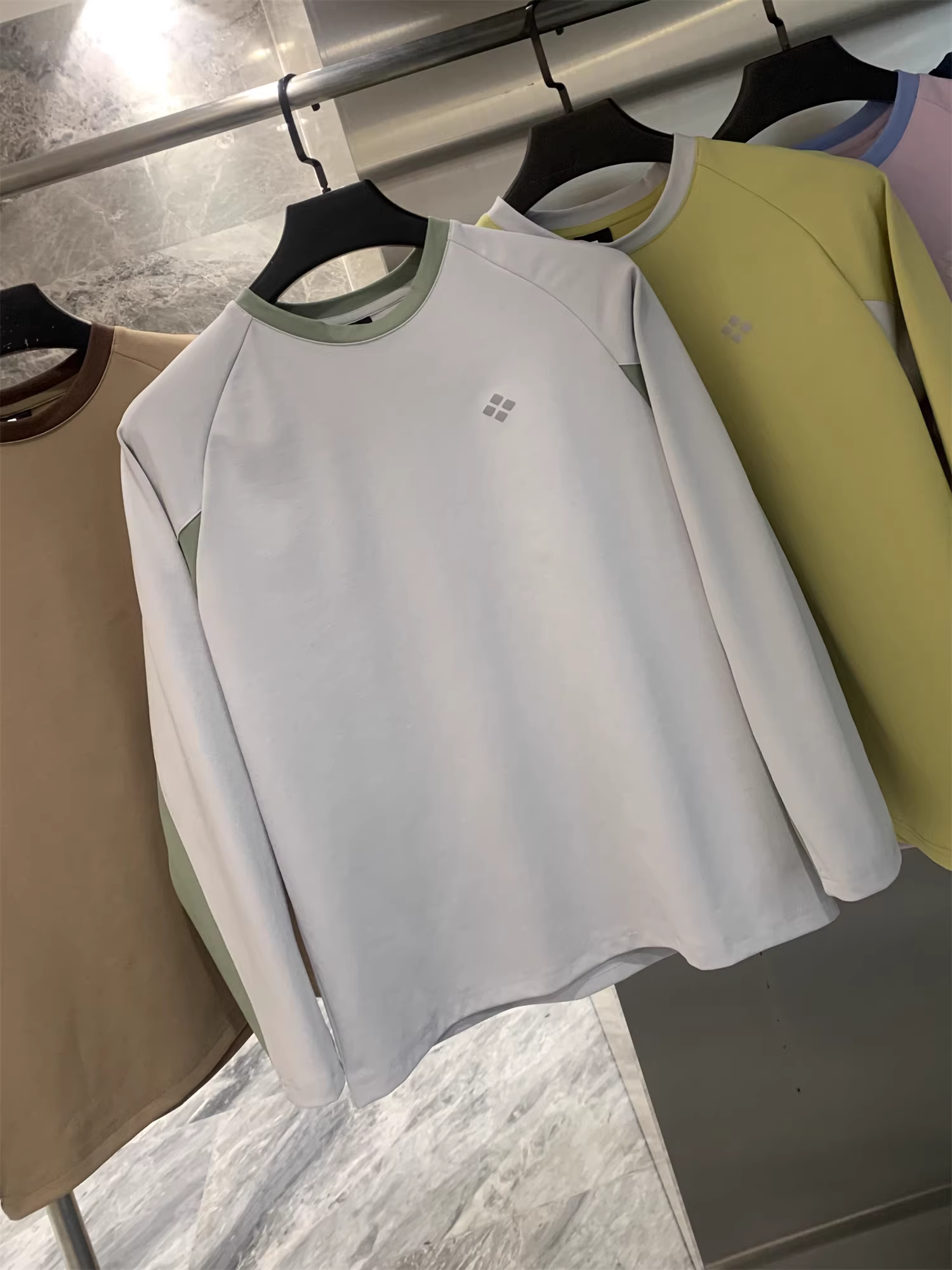 Don Quixote Outdoor Mountain Series Patchwork! Áo nỉ mỏng dáng rộng thể thao mùa xuân và mùa thu mới dành cho nam