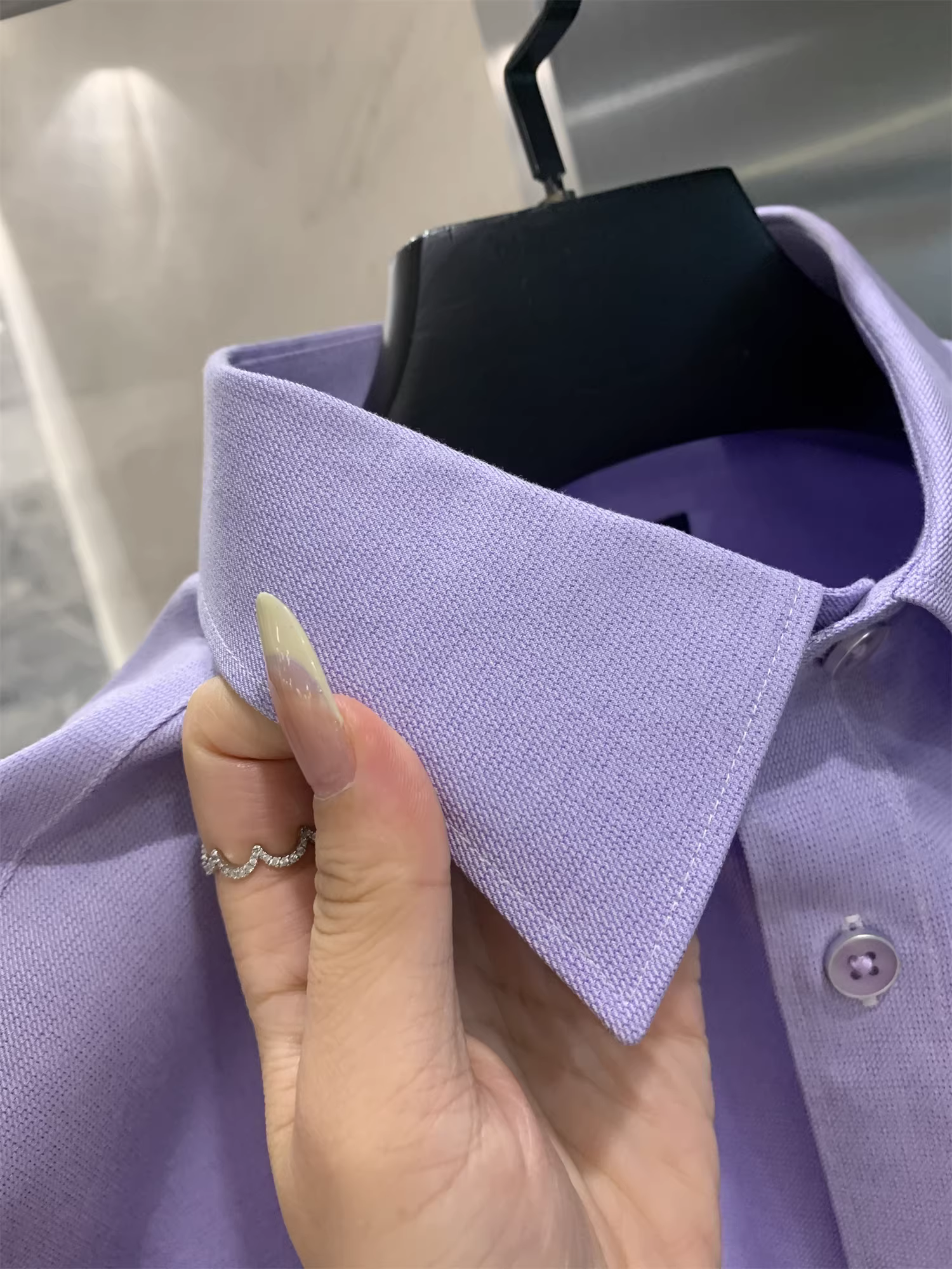 Ưu điểm của thương hiệu Don Quixote H! 100% cotton! Áo sơ mi dài tay mềm mại, thân thiện với làn da, hơi chải kỹ, kiểu dáng đa năng, phong cách thường ngày.