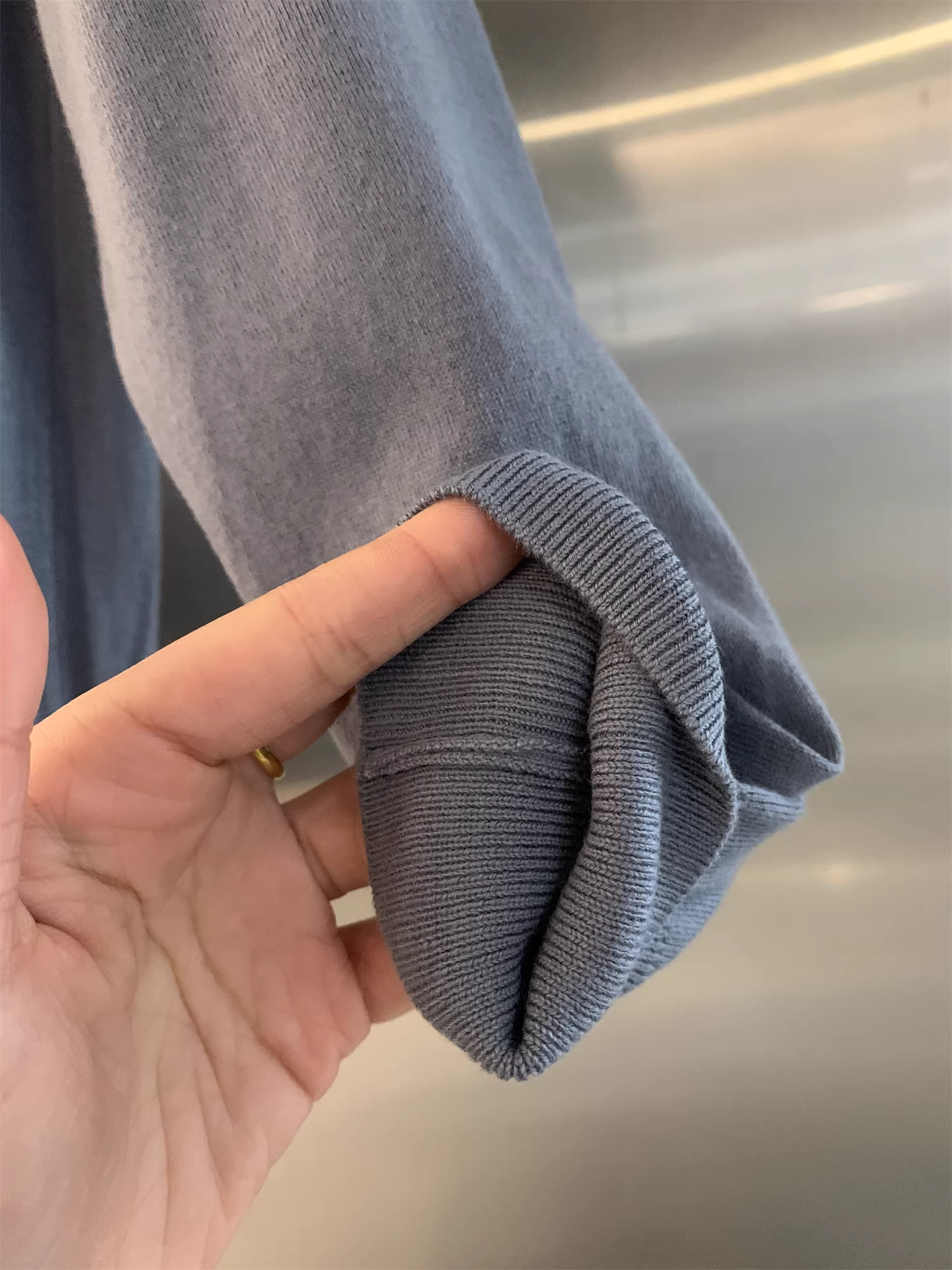 Áo len nam Don Quixote Good Goods! Áo len dệt kim mềm mại, thân thiện với da, màu sắc phối hợp, cổ tròn, chất liệu dệt kim 16 gauge.