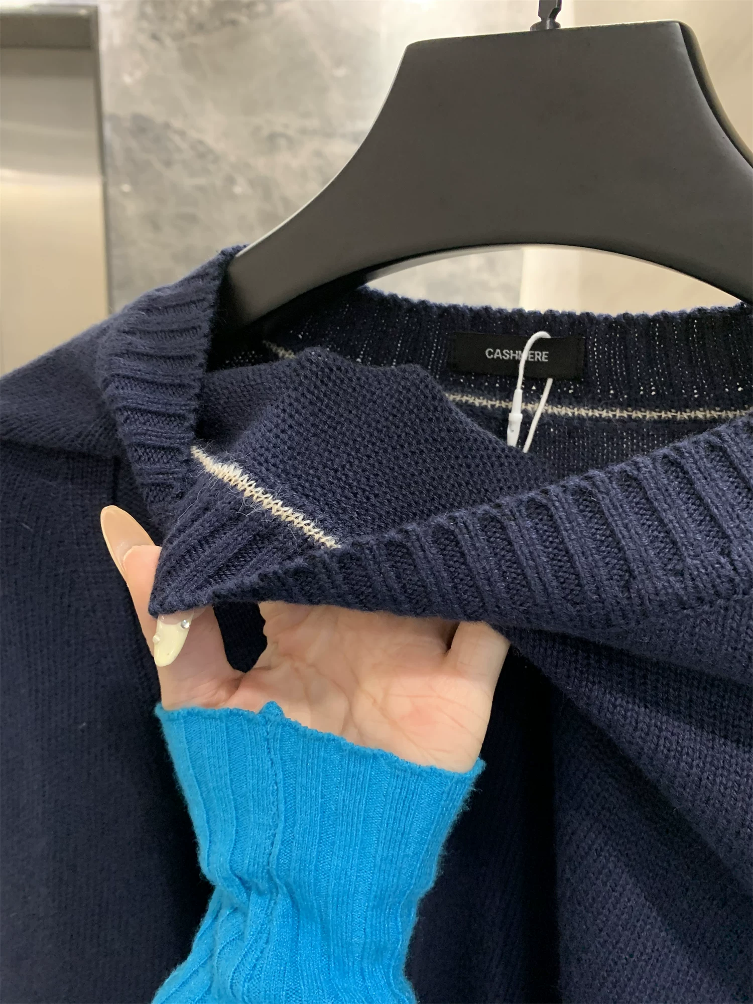 Áo len cashmere pha trộn dệt thủ công Don Quixote! Áo len cashmere cổ tròn thân thiện với da, thoải mái, mềm mại và không gây kích ứng dành cho nam giới.
