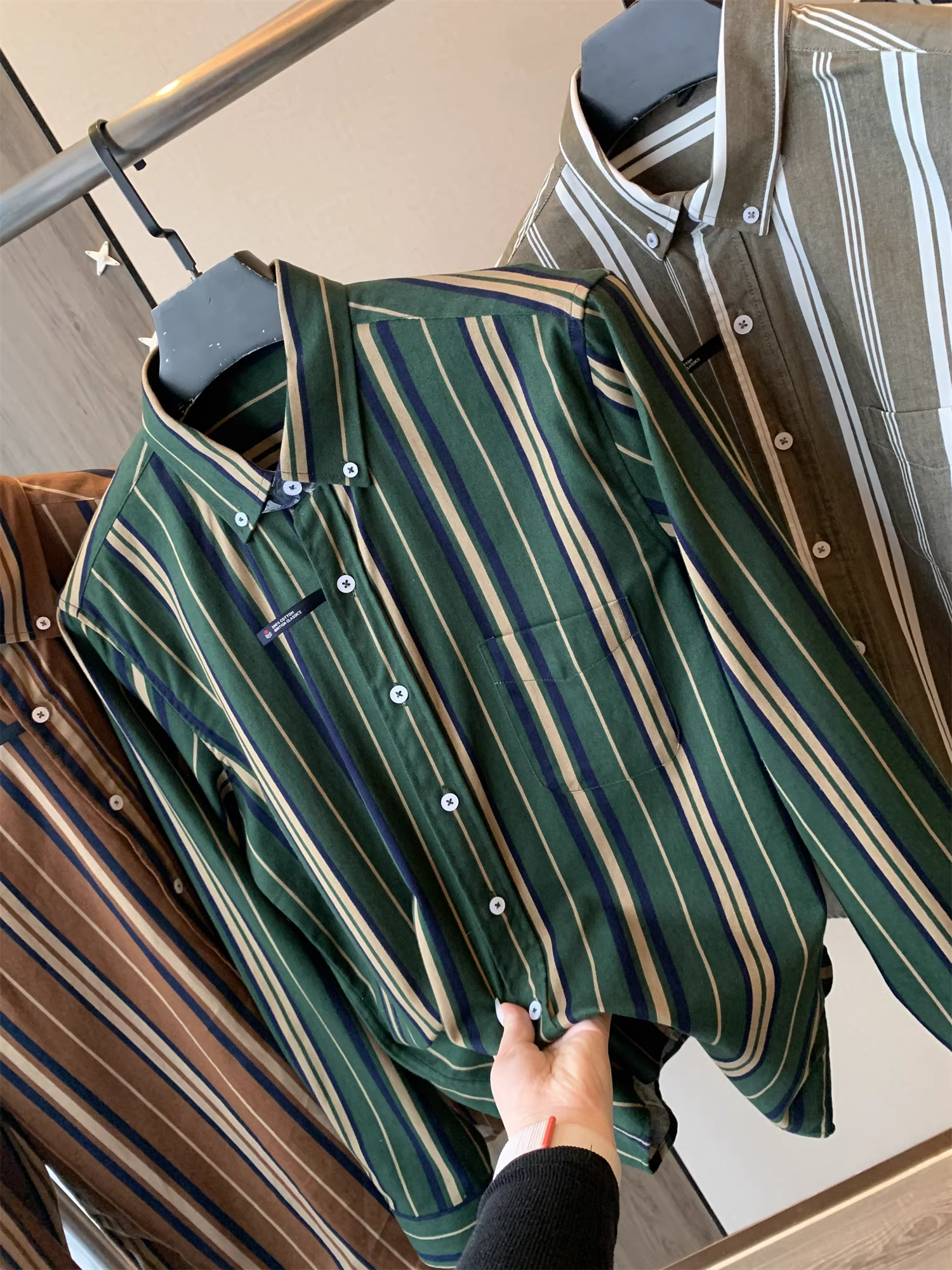 Đơn đặt hàng của công ty Don Quixote ODM! Áo sơ mi dài tay kẻ sọc cổ điển mùa xuân dành cho nam, chất liệu cotton chải mềm mại.