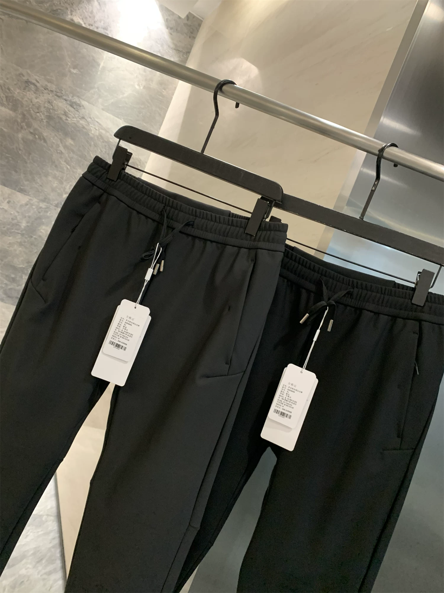 Don Quixote, chuyên gia về hoạt động ngoài trời! Công nghệ chống thấm ba lớp! Quần chống gió và giữ ấm với lớp lót lông cừu tích hợp.