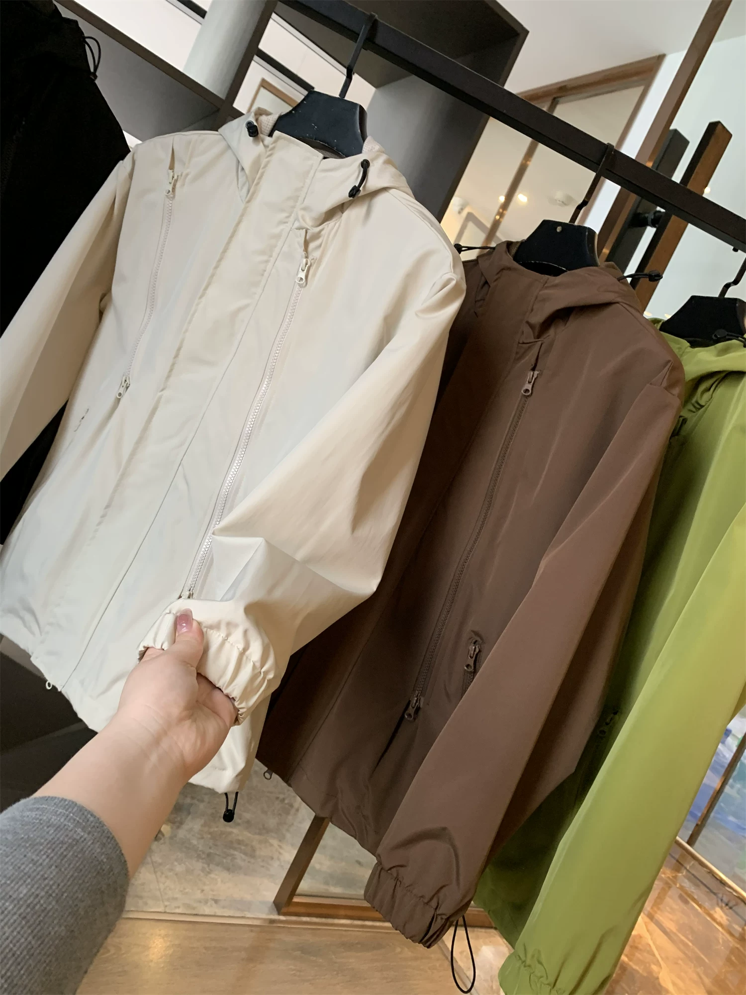 Don Quixote chuyên về sản phẩm tiết kiệm chi phí! Áo khoác có mũ trùm đầu, kiểu dáng đa năng, màu trơn, chống gió và chống thấm nước, kiểu dáng hiện đại.