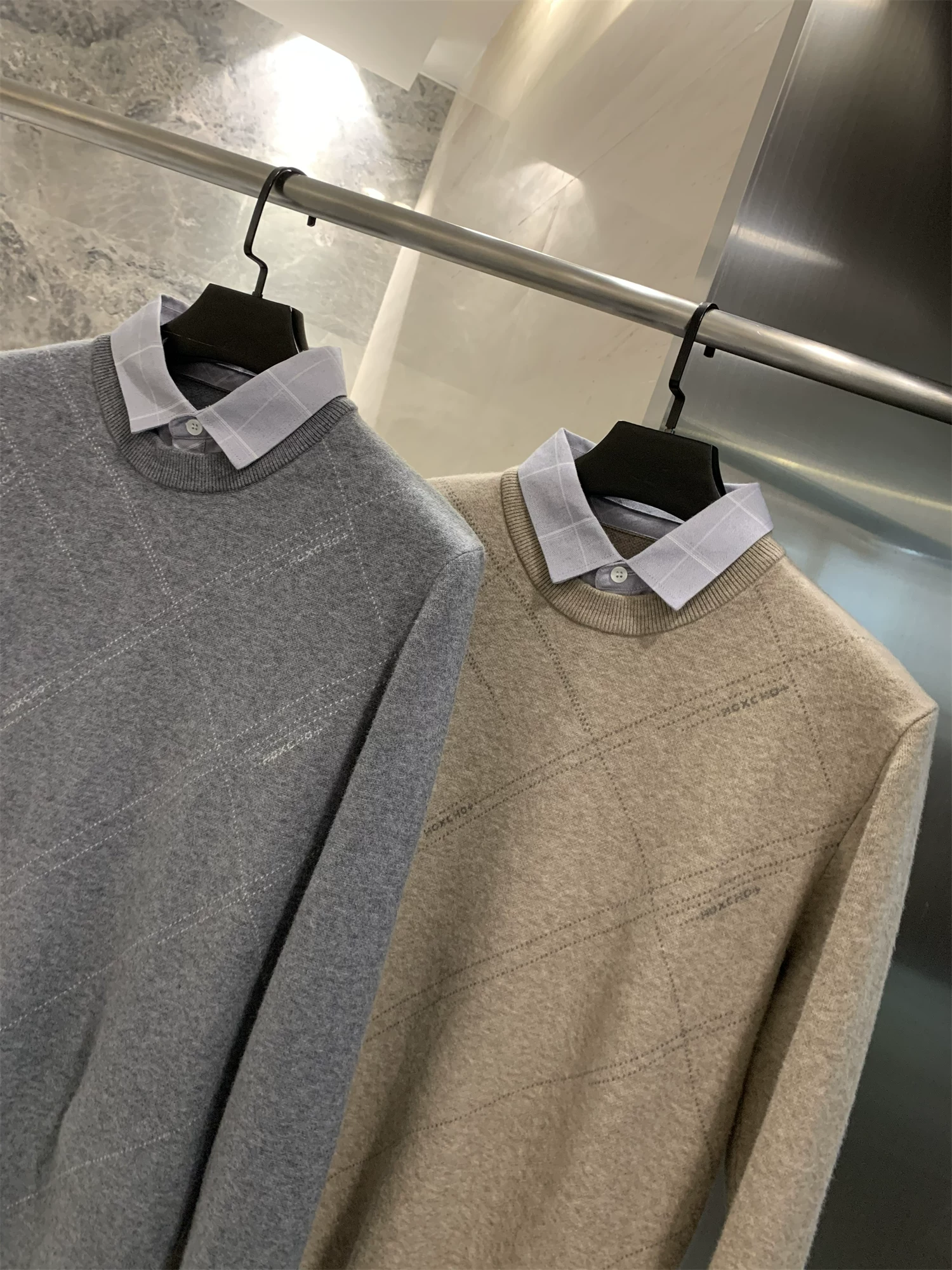 Hàng hiệu Don Quixote Deer! Mềm mại, tinh tế và ấm áp! Áo len nam giả hai mảnh dệt kim hợp thời trang mùa thu đông.