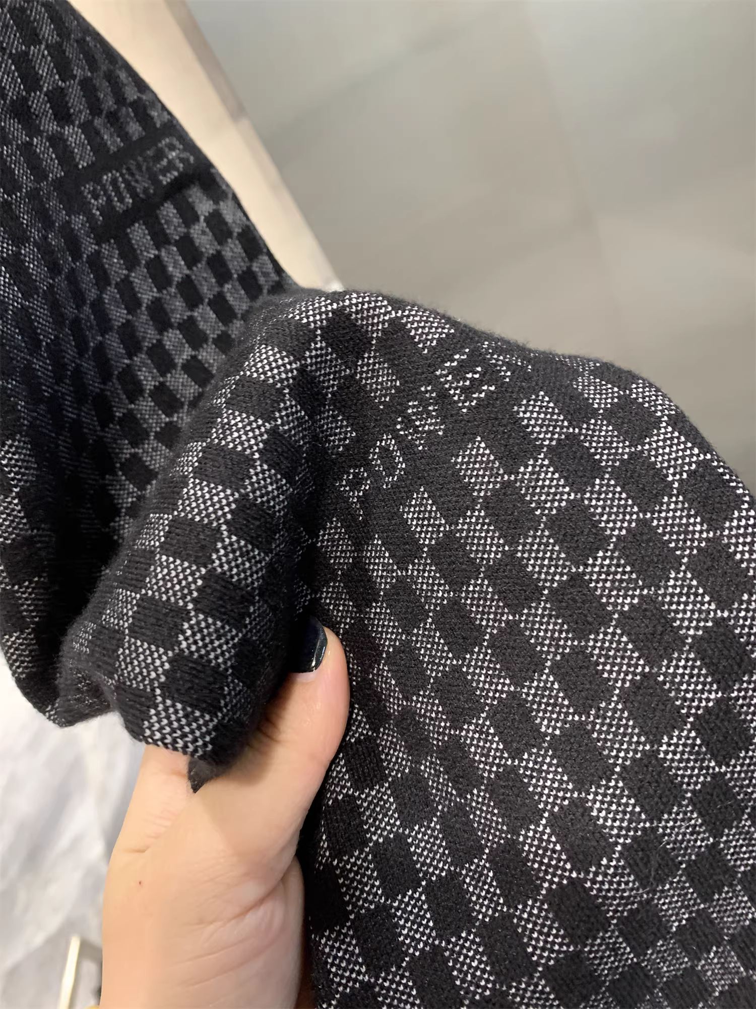 Áo len nam cổ tròn màu đen họa tiết ca rô nhỏ, thương hiệu Don Quixote H, giá cực tốt! Thu đông.