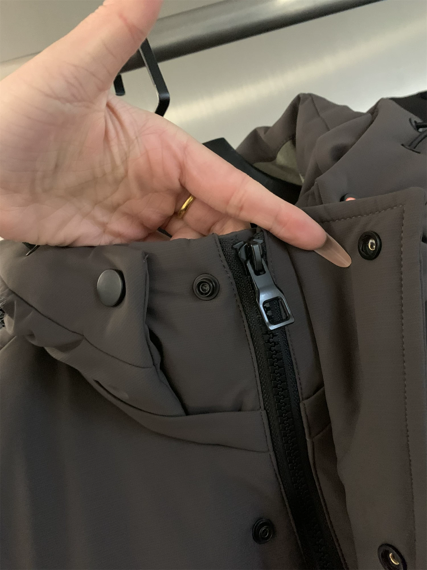 Don Quixote! Cực nặng! 90% lông vũ trắng! Lớp phủ + may chần, ngăn riêng để nhồi, áo khoác lông vũ có mũ trùm đầu dài trung bình, hợp thời trang.