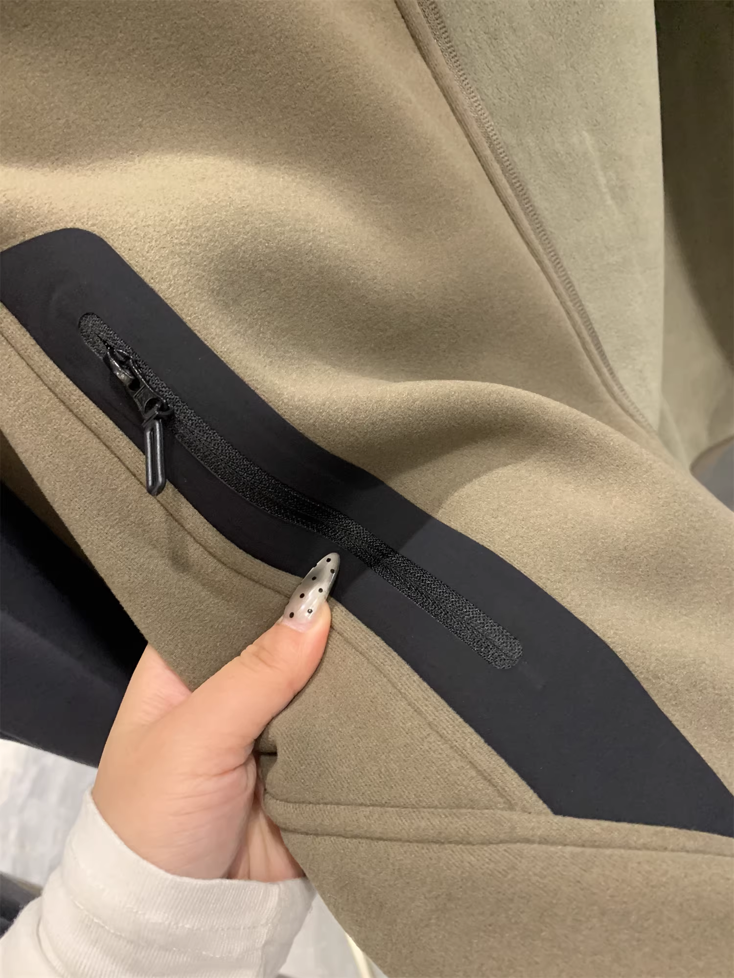 Công nghệ lông cừu hai mặt ngoài trời Don Quixote! Túi được may kín! Áo khoác cổ đứng mùa thu đông ấm áp và thân thiện với làn da.