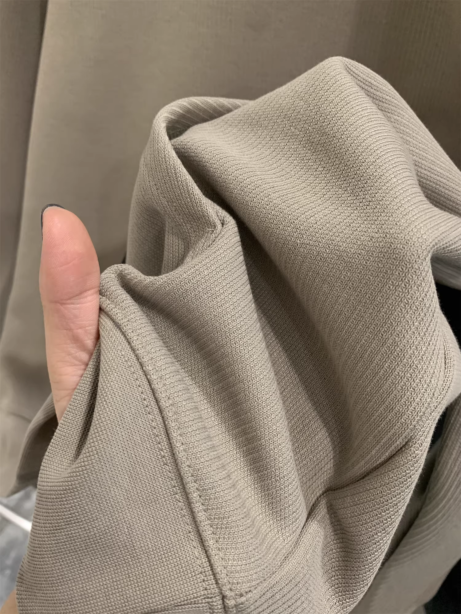 Phiên bản thiết kế Don Quixote! Áo len nam có mũ trùm đầu, chất liệu cotton pha, thân thiện với da, họa tiết dọc tinh tế, hợp thời trang.