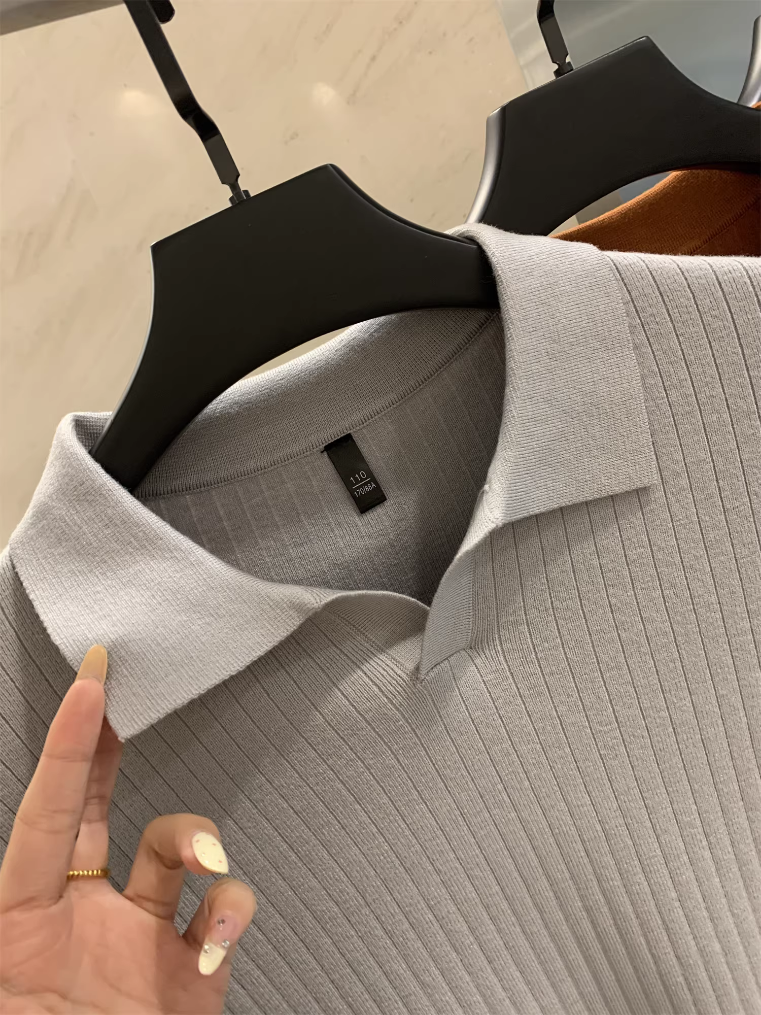 Don Quixote Phong cách đơn giản! Mềm mại và tinh tế! Áo len dệt kim cổ chữ V nhỏ màu trơn mùa thu dành cho nam hợp thời trang