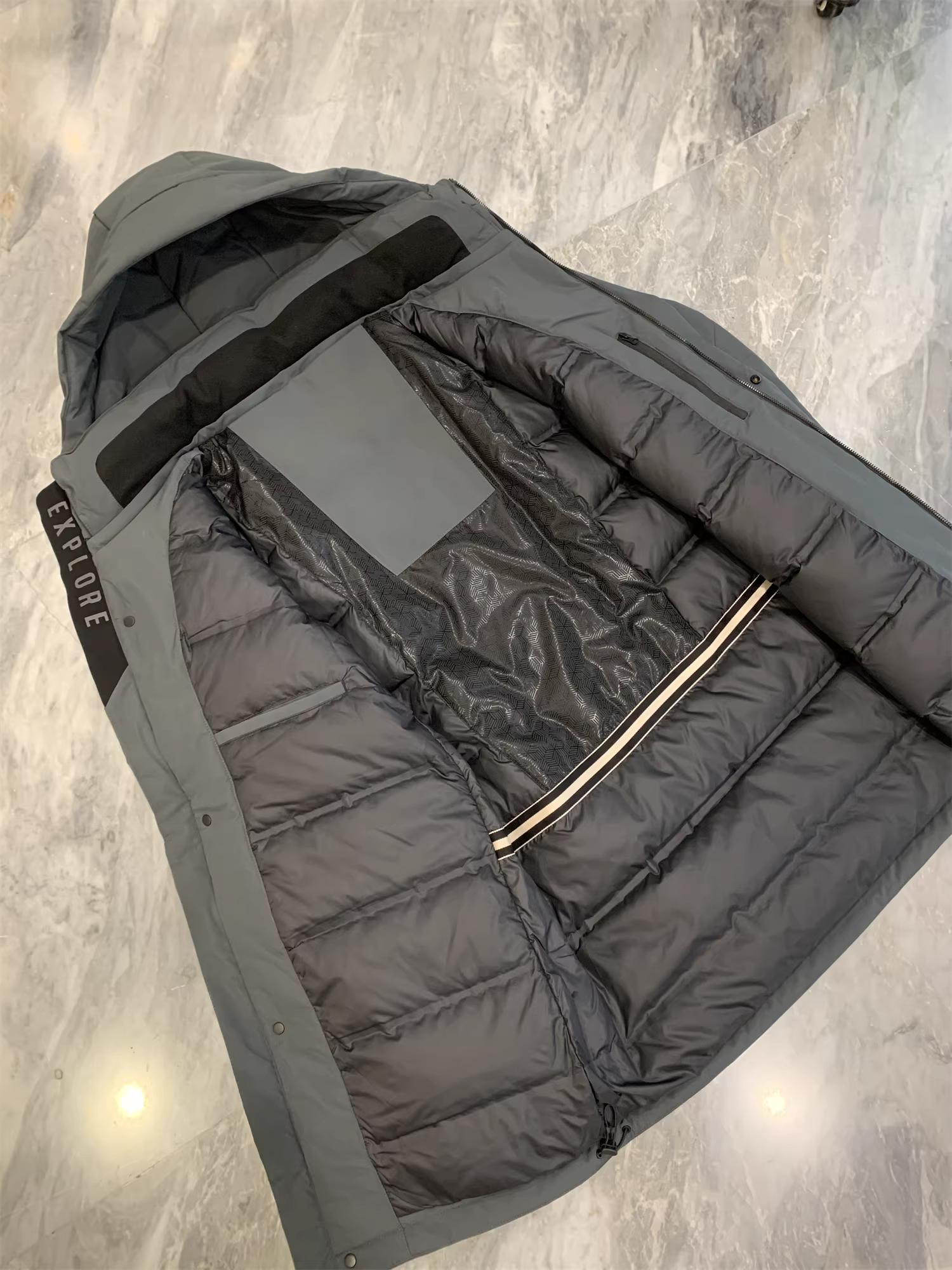 Áo khoác phao có mũ trùm đầu dành cho nam, chất liệu 90% lông vũ, dày dặn, ấm áp, chống gió và chống lạnh, kiểu dáng dài trung bình, thích hợp cho mùa đông.