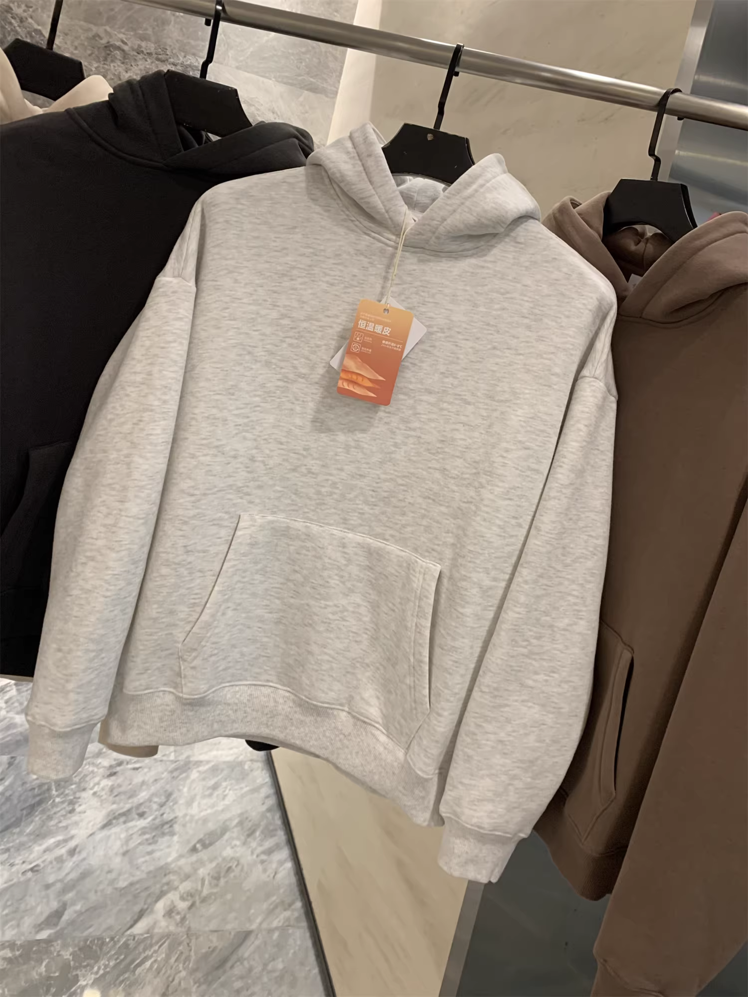 Don Quixote luôn ấm áp! Phong cách retro Mỹ, chất liệu dày dặn! Áo khoác nỉ có mũ, màu trơn, kiểu dáng đơn giản, giữ ấm.