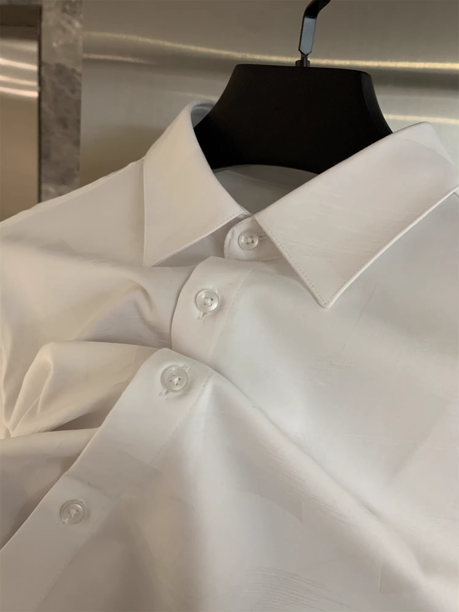 Don Quixote rất phù hợp cho đầu mùa xuân! Áo sơ mi nam màu trơn, chất liệu dày dặn, mềm mại, thân thiện với da, đa năng.