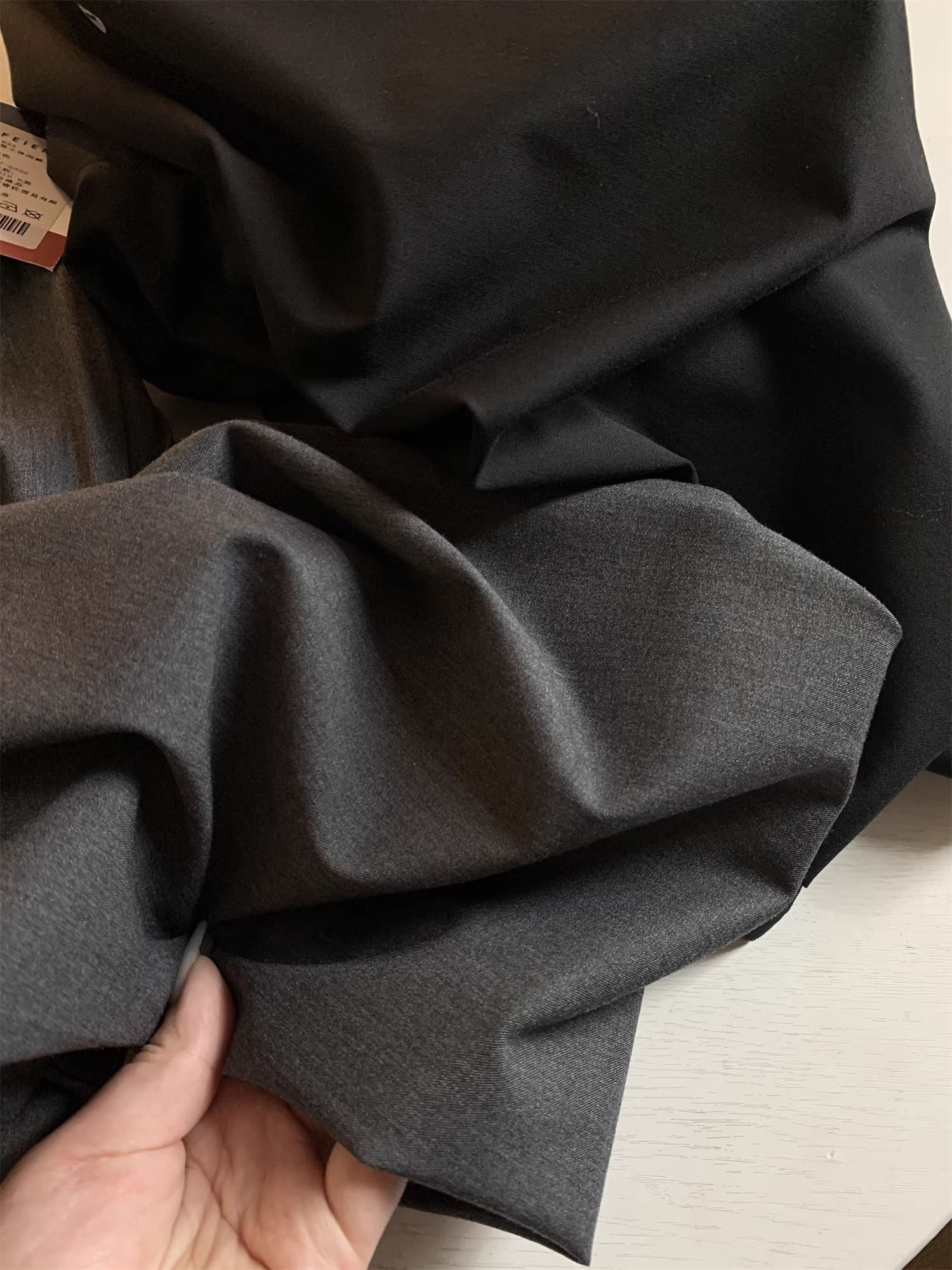 Quần âu nam chất liệu pha Lyocell Tencel Don Quixote! Quần âu nam dáng thẳng, chất liệu mềm mại, không nhăn, mặc thoải mái.