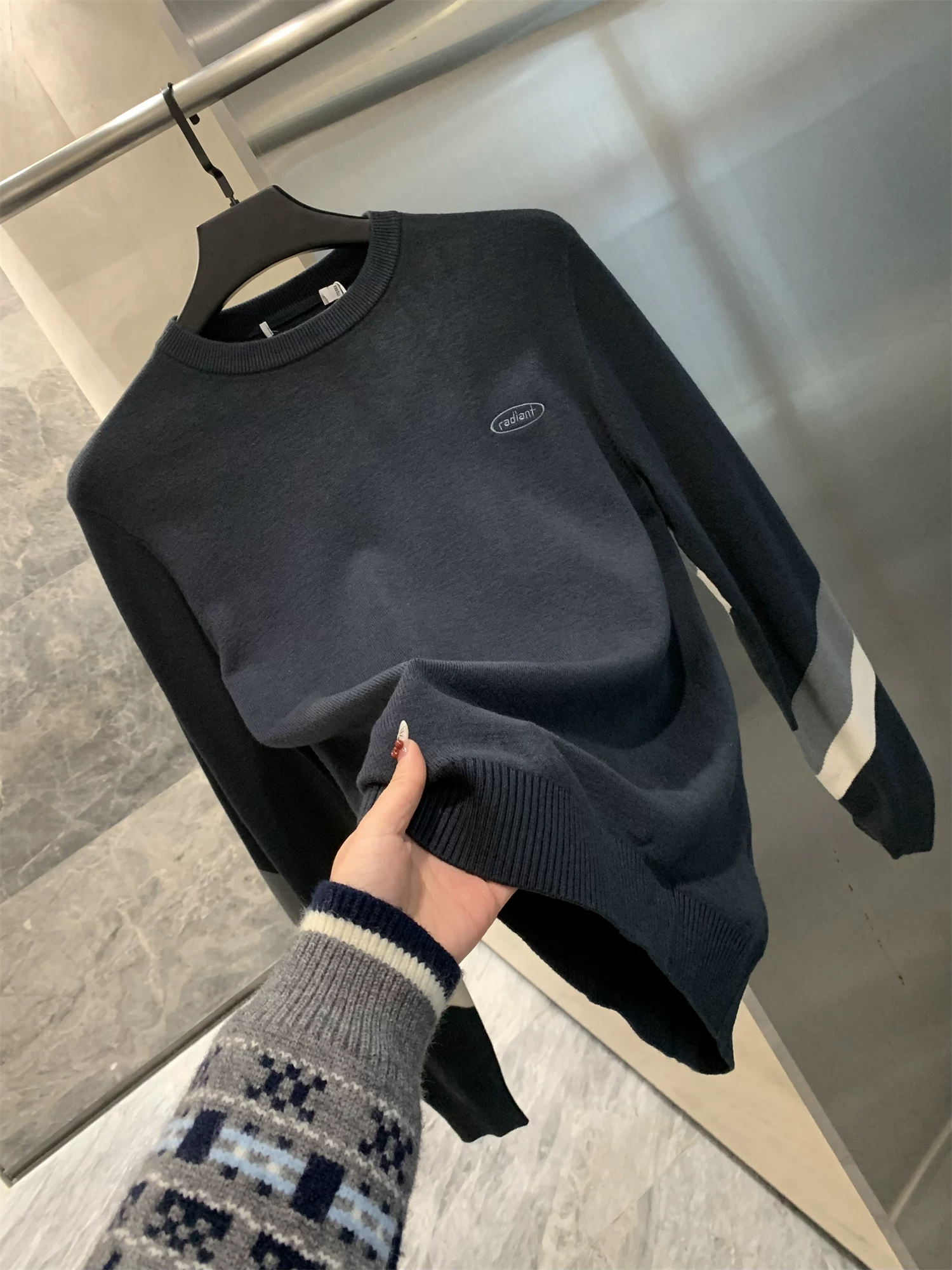 Don Quixote Haijia! Tinh tế và mềm mại! Áo len dệt kim cổ tròn phối màu ấm áp mùa thu đông dành cho nam.