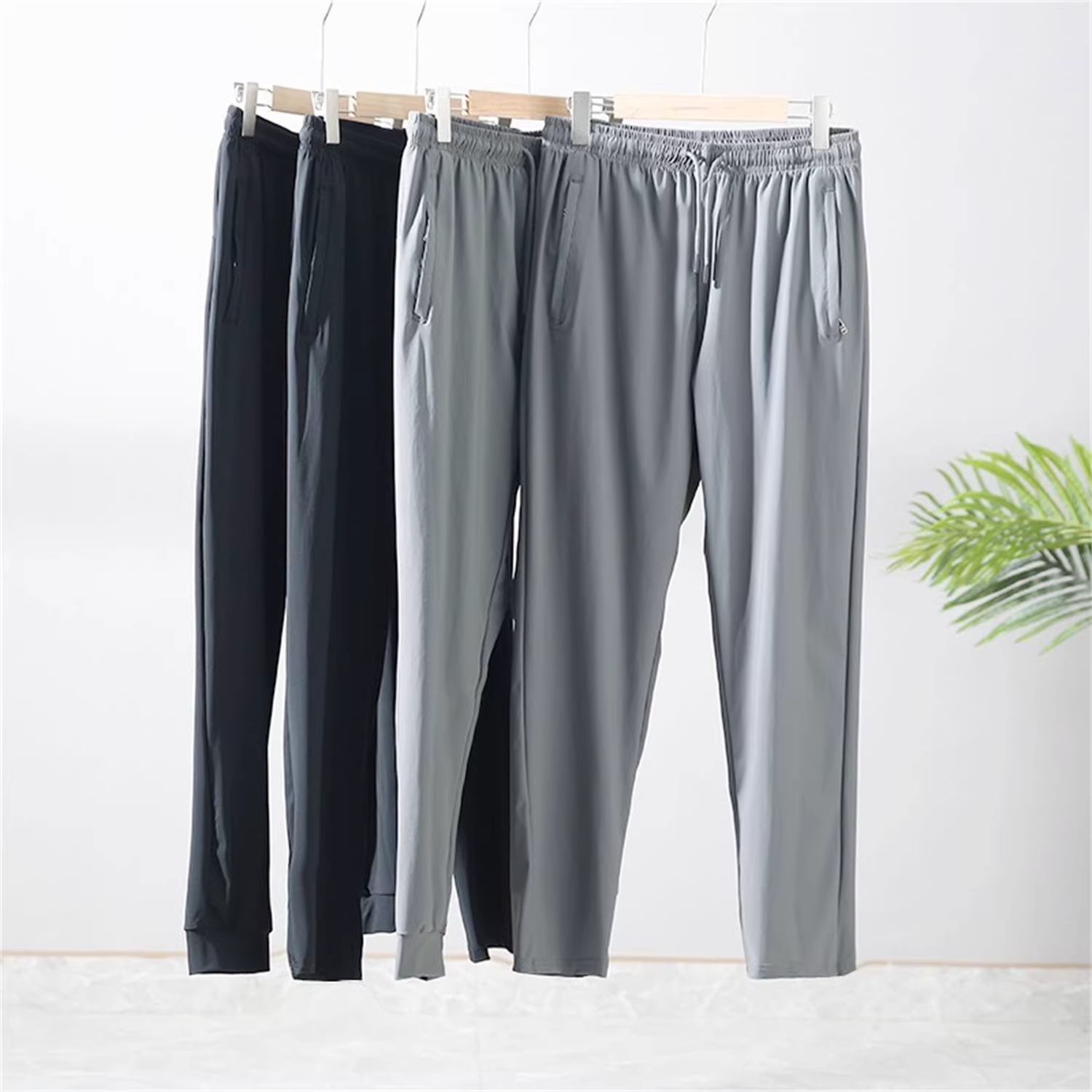 Quần lụa băng Don Quixote! Quần nam chất liệu thun co giãn bốn chiều, kiểu dáng đơn giản, cạp chun, ống lửng, mặc thoải mái.