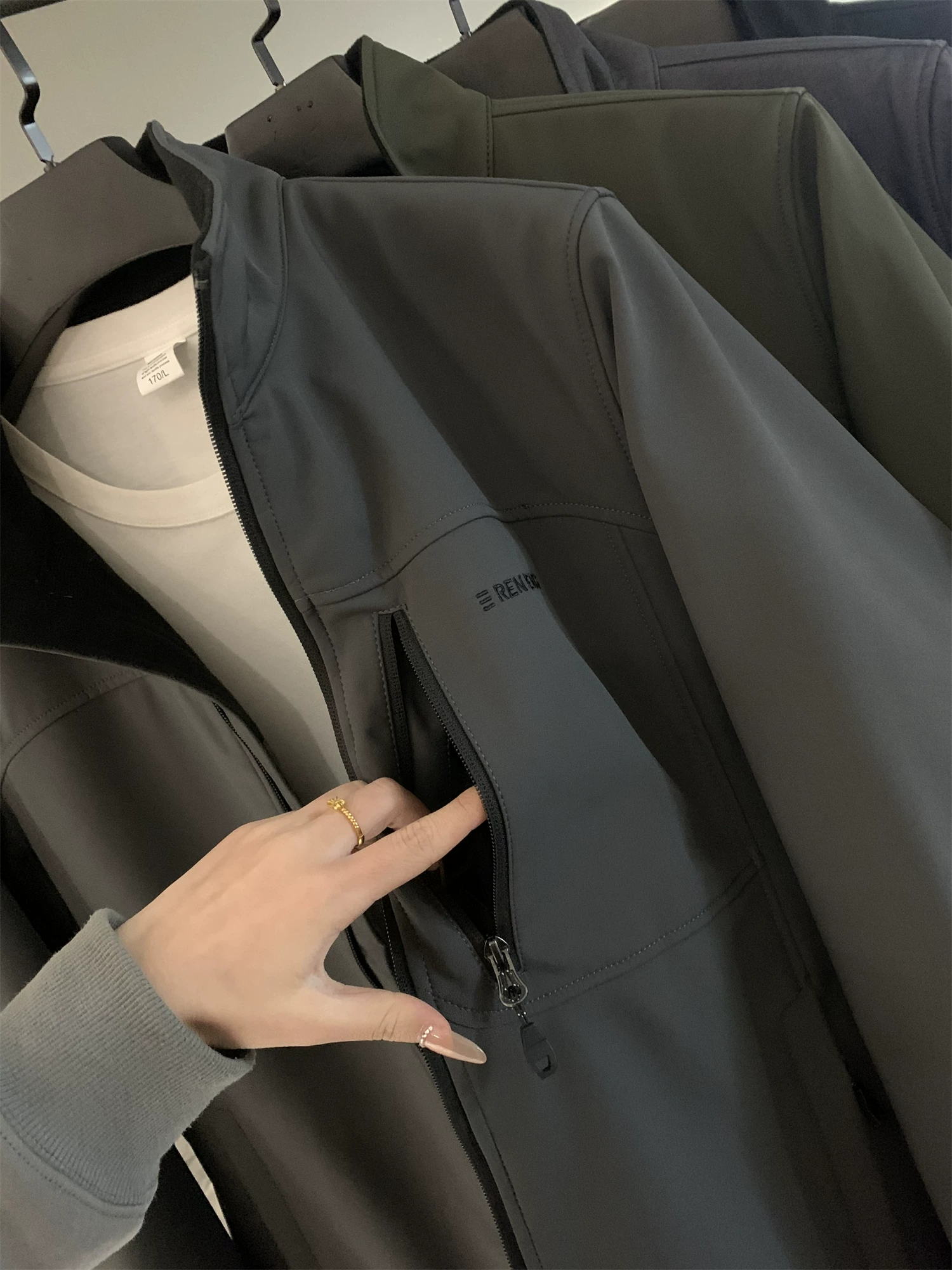 Công nghệ ngoài trời Don Quixote! Áo khoác nam dày dặn, chống gió, chống thấm nước, lót lông cừu, dành cho mùa thu đông, dùng trong ngành công nghiệp xây dựng.