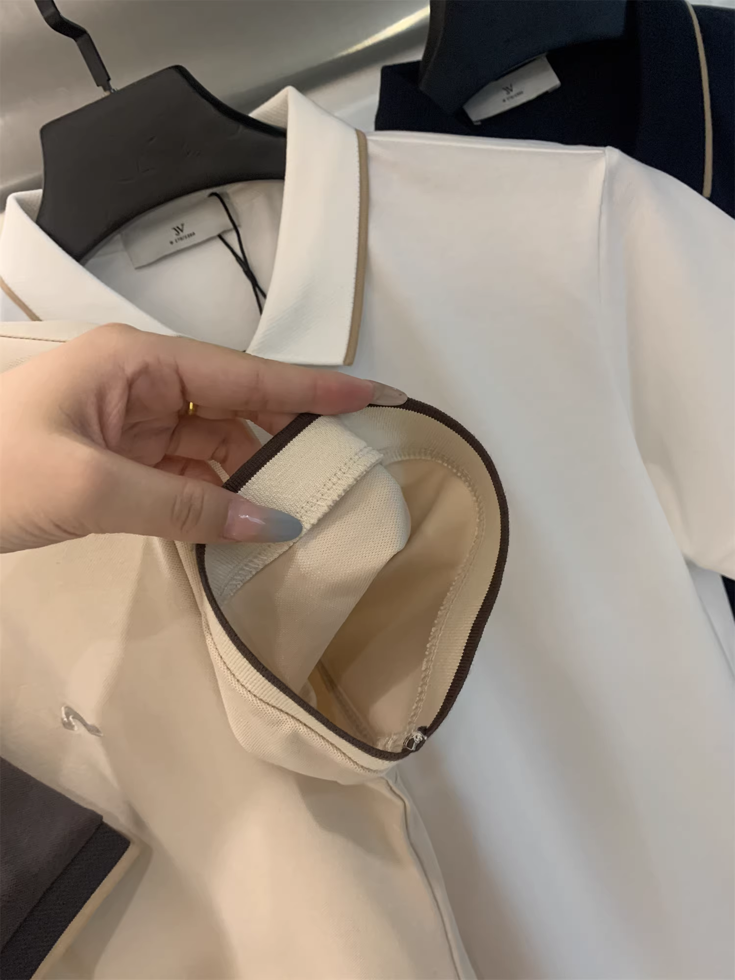 Don Quixote là một sản phẩm được đánh giá cao! Thiết kế cổ áo phối màu! Áo POLO ngắn tay, màu trơn, thêu, thoáng khí, khóa kéo nửa thân.