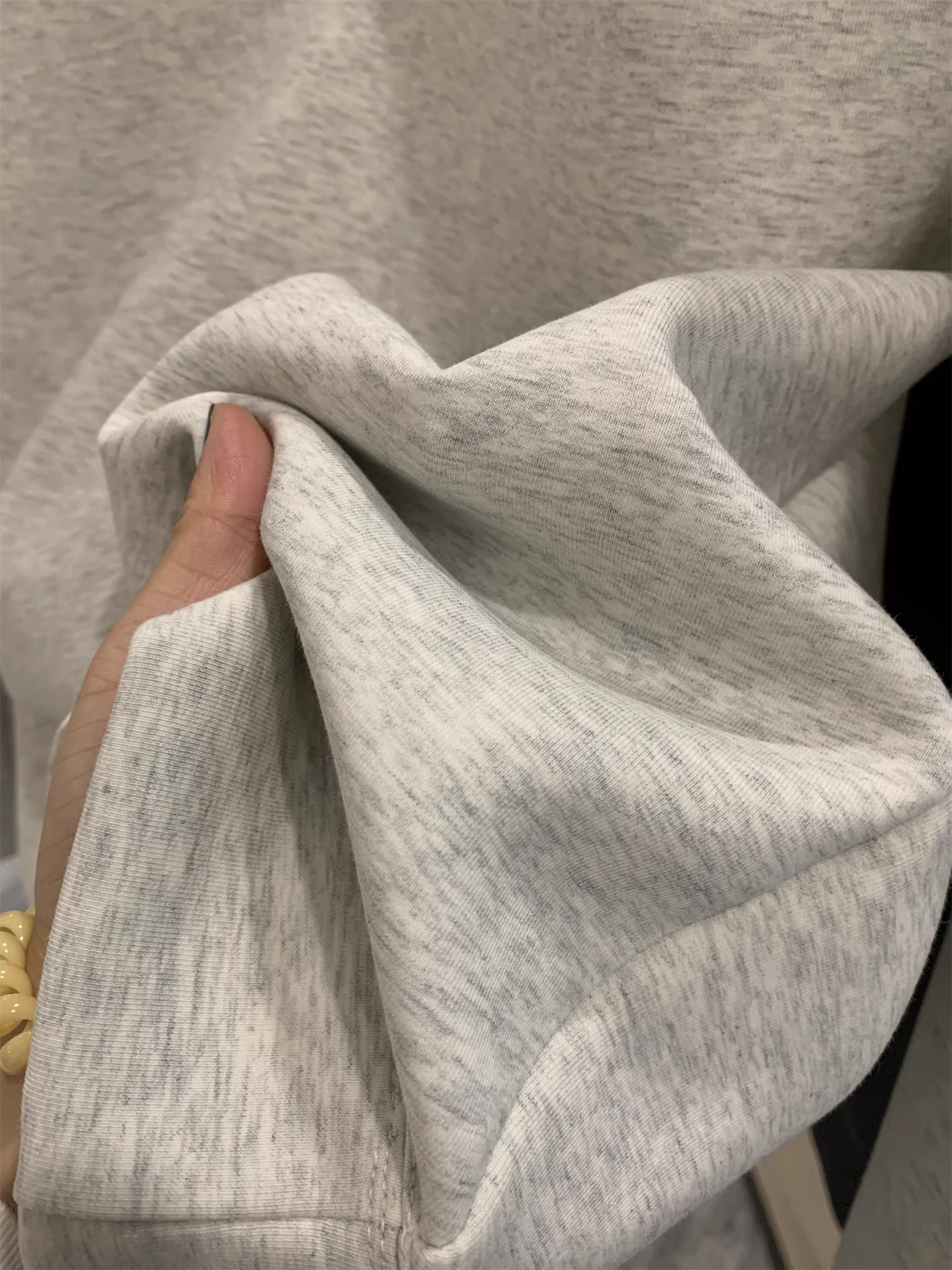 Lớp không khí của bộ truyện Don Quixote với tên gọi là “Năm chiếc bánh mì sandwich”! Áo len dài tay cổ tròn màu trơn mềm mại và thoải mái, thích hợp cho mùa thu đông.