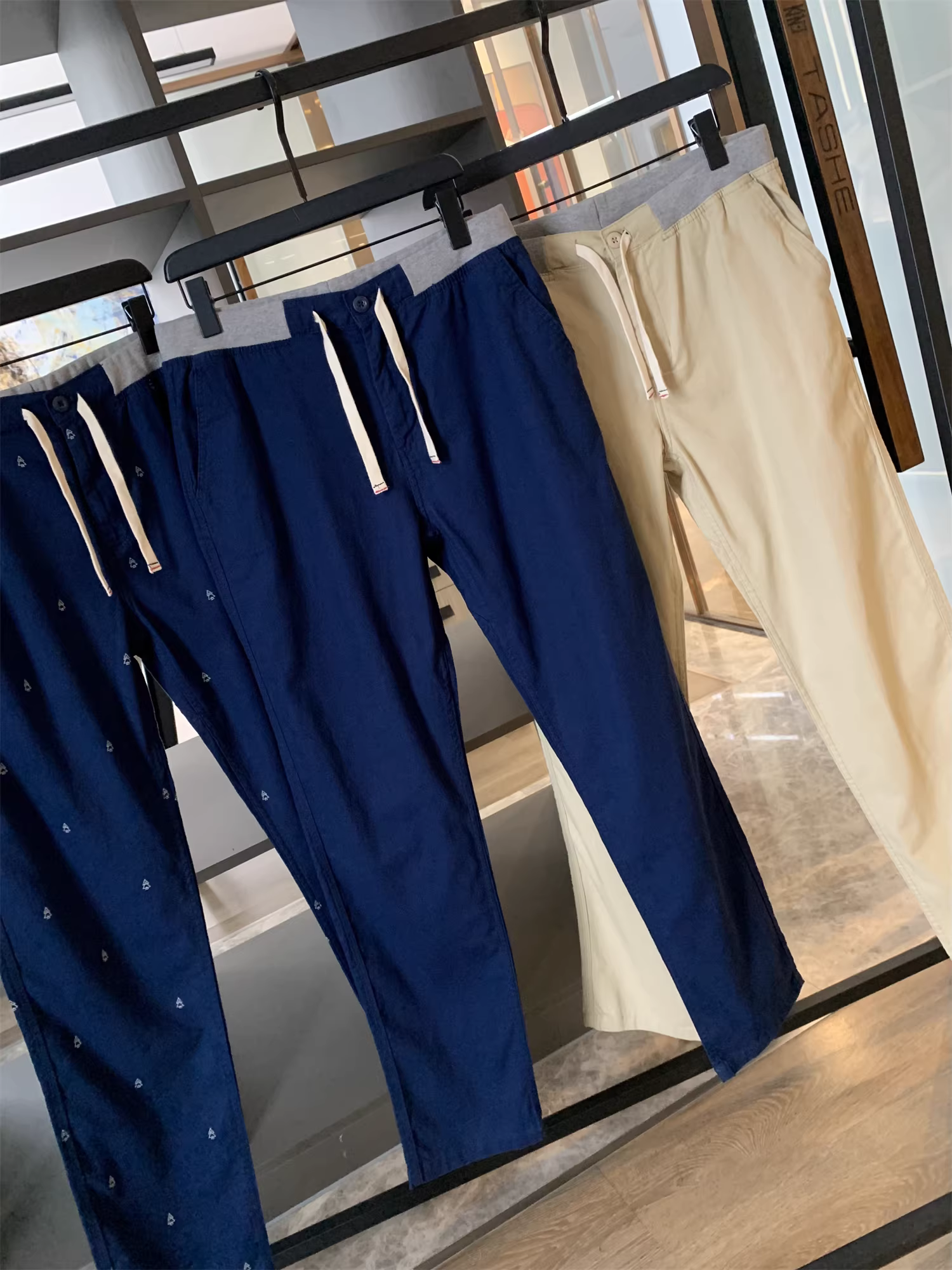 Don Quixote Wood Giant 249! Chất liệu vải lanh pha, thân thiện với da và thoáng khí! Quần âu nam ống đứng lưng thun mùa hè