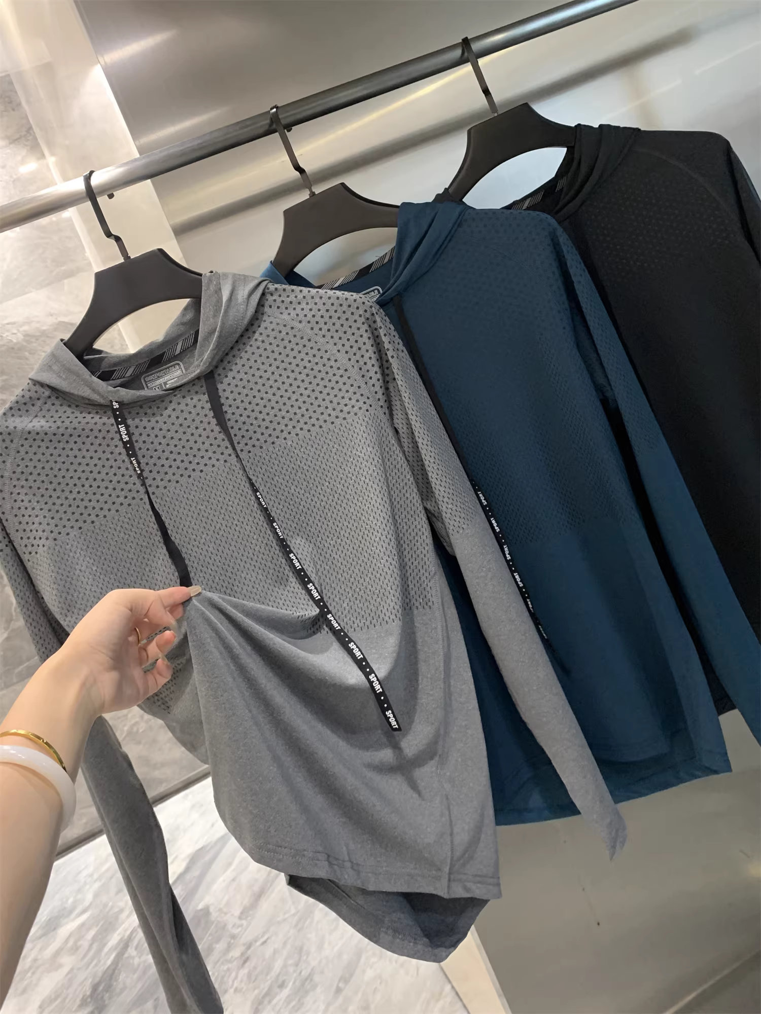 Don Quixote Brick Industry Chống ẩm ngoài trời, nhanh khô, thoáng khí! Áo thun dài tay có mũ trùm đầu thể thao và giải trí mùa xuân hè hợp thời trang